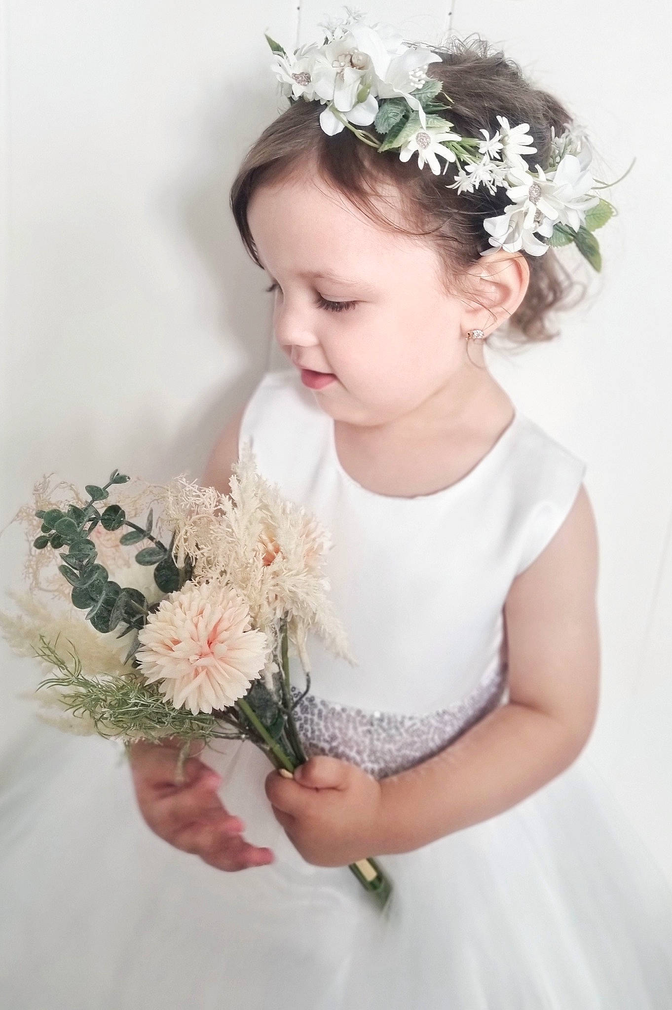 Eléa a rejoint le concours — aidez-le/la à gagner de superbes lots ! beauty, bouquet, bridal_accessory, bridal_clothing, dress, embellishment, flash_photography, flower, flower_arranging, gown, happy, headpiece, iris, person, petal, pink, plant, shoulder, wedding_ceremony_supply, wedding_dress
