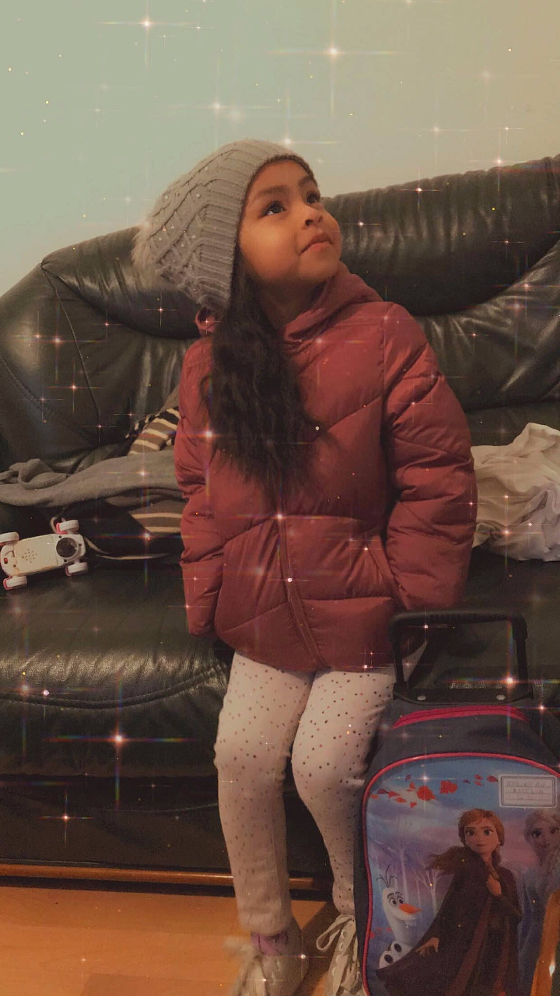 Amélia a rejoint le concours — aidez-le/la à gagner de superbes lots ! abdomen, headwear, human_body, jacket, leg, outerwear, person, thigh, trunk