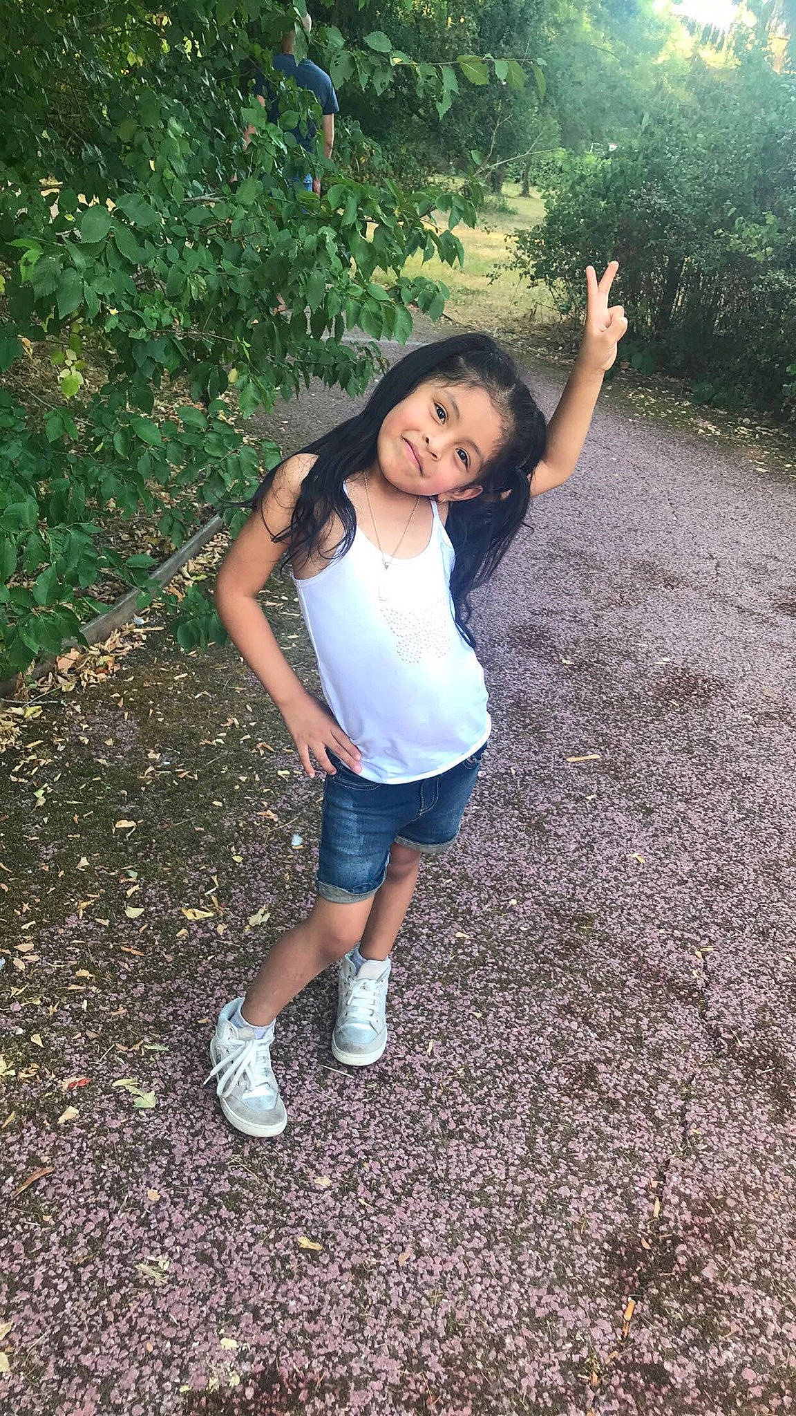 Amélia a rejoint le concours — aidez-le/la à gagner de superbes lots ! black_hair, fun, grass, happy, joy, leisure, long_hair, person, photography, smile, tree, vacation