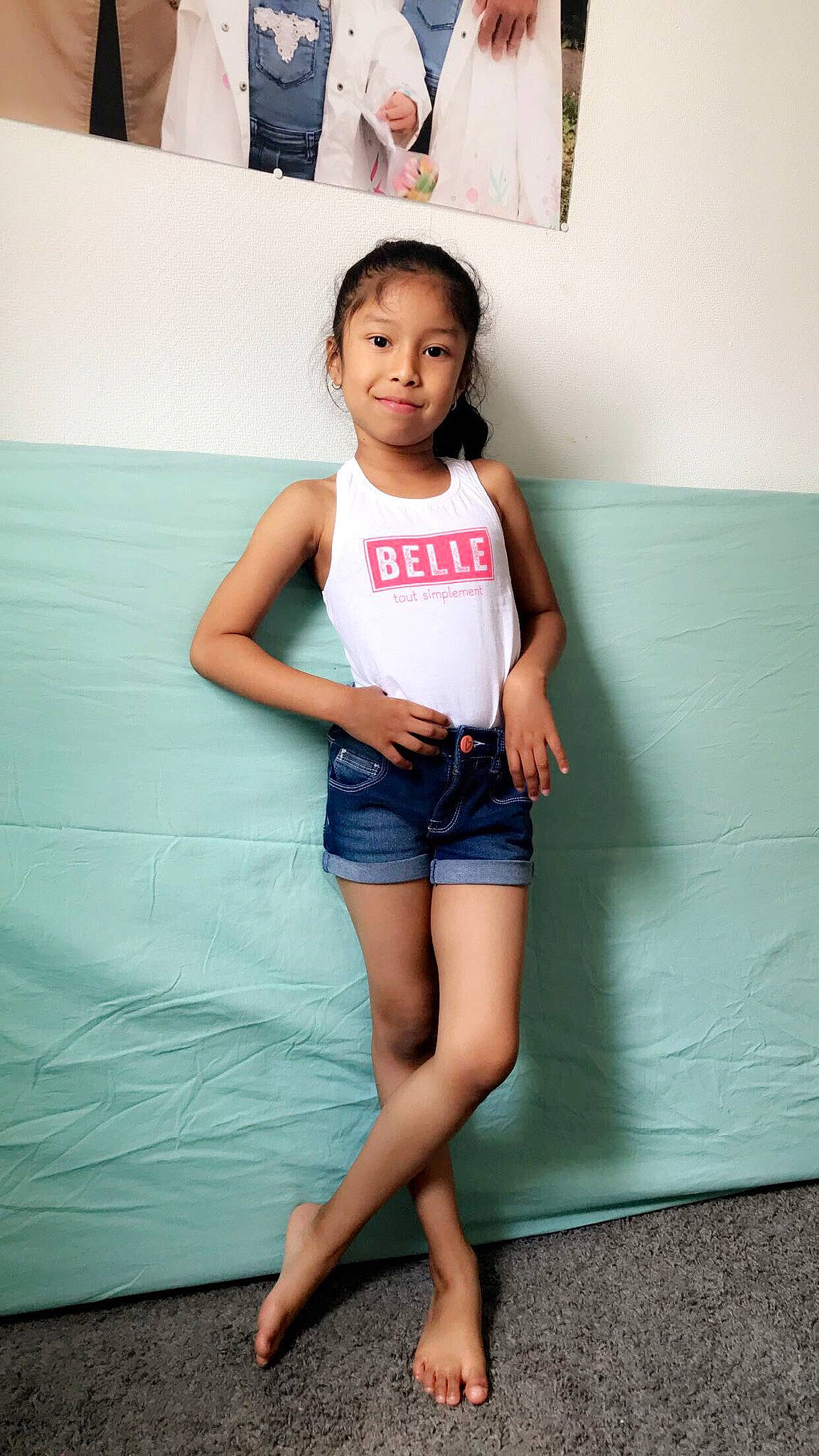 Mélanie a rejoint le concours — aidez-le/la à gagner de superbes lots ! abdomen, blurred, child, child_model, clothing, human_leg, joy, knee, leg, person, shorts, shoulder, sitting, standing, t_shirt, thigh, toddler, waist