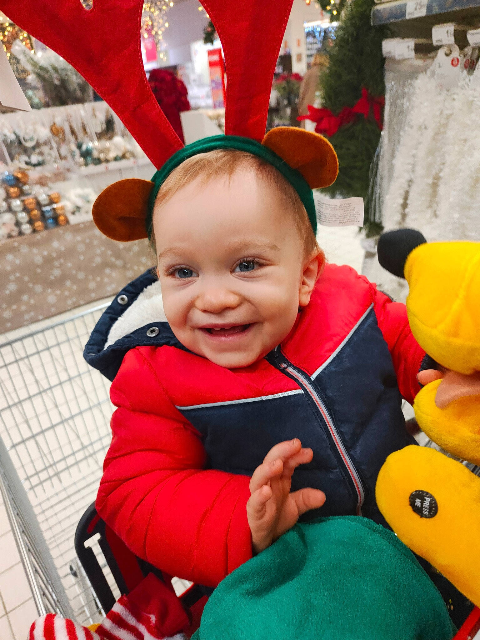 Marlon a rejoint le concours — aidez-le/la à gagner de superbes lots ! baby, baby_toddler_clothing, child, costume_hat, event, eye, fictional_character, fun, happy, hat, holiday, joy, leisure, person, photograph, recreation, red, smile, snapshot, toddler
