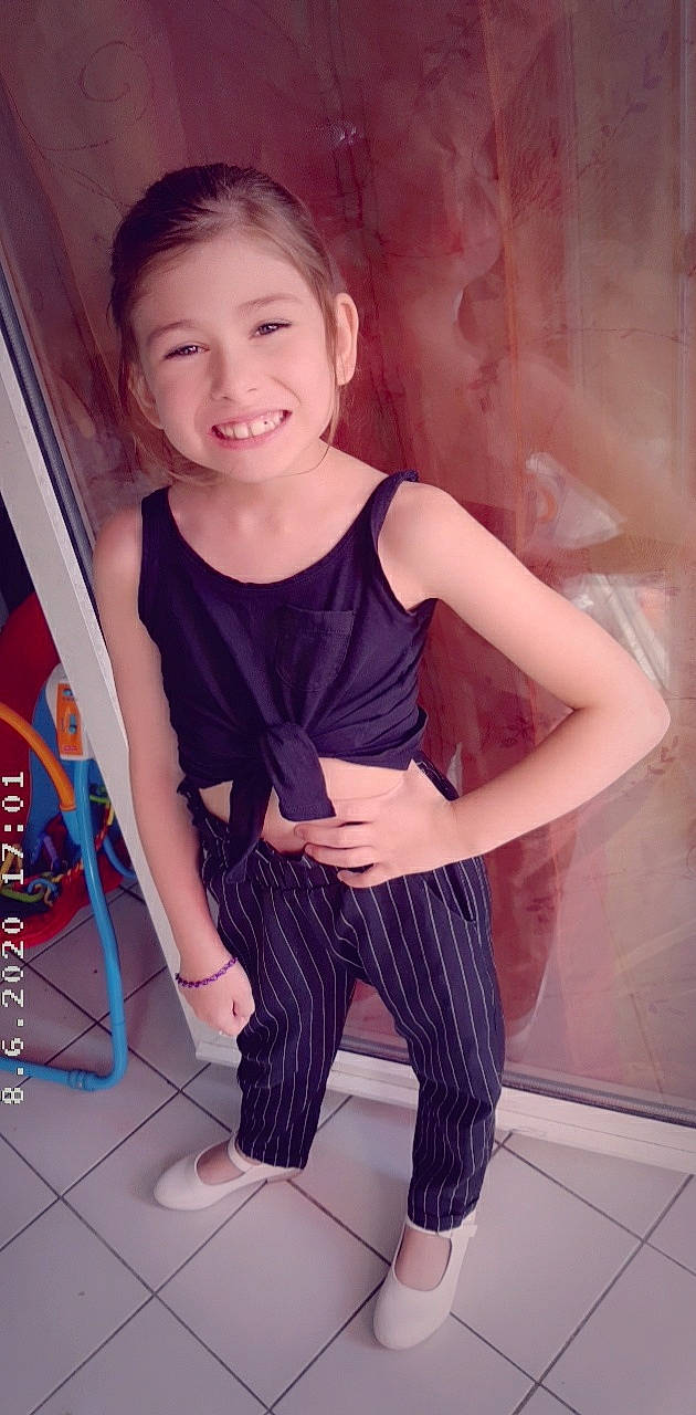 Lounia participe au concours pour gagner de l'argent avec cette photo : child, child_model, happy, joy, leg, long_hair, person, skin, smile, toddler