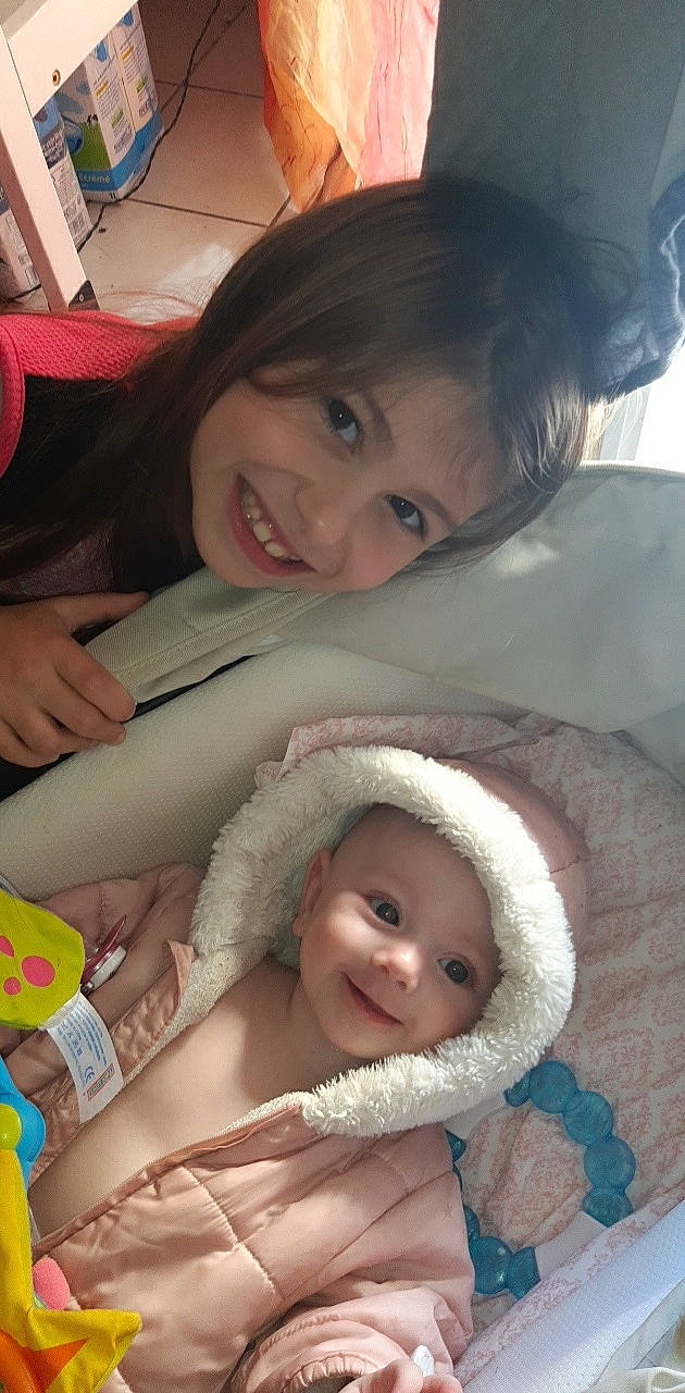 Lounia participe au concours pour gagner de l'argent avec cette photo : baby, cheek, child, eyebrow, headwear, joy, mouth, nose, person, selfie, skin