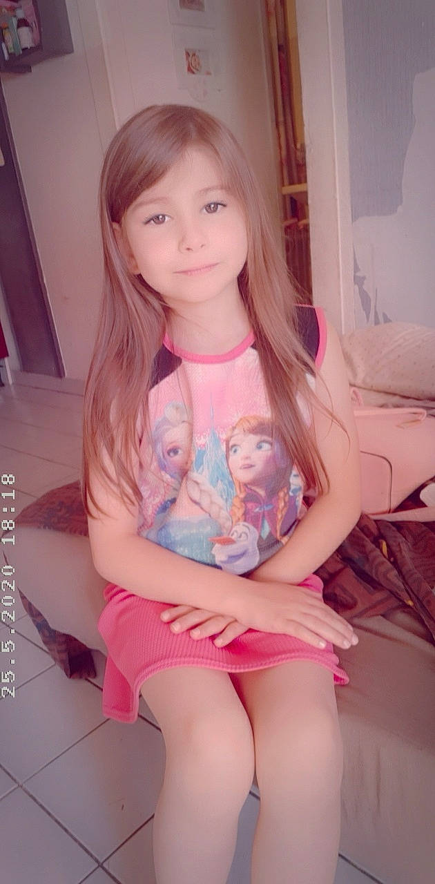 Lounia a rejoint le concours — aidez-le/la à gagner de superbes lots ! beauty, cheek, child, child_model, hair, hair_coloring, human_leg, joy, leg, long_hair, person, pink, sitting, skin, smile, thigh, toddler