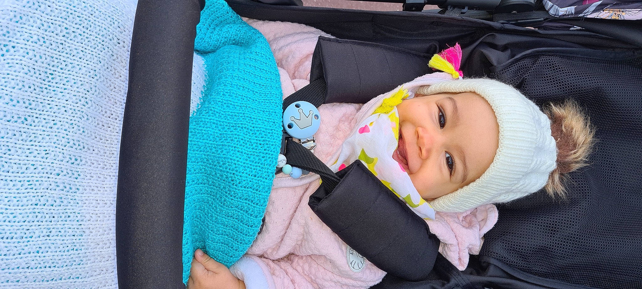 Ilyona a rejoint le concours — aidez-le/la à gagner de superbes lots ! baby, baby_carriage, baby_products, baby_toddler_clothing, car_seat, cheek, child, comfort, electric_blue, event, eye, face, fashion_accessory, happy, headwear, joy, outerwear, person, product, sitting