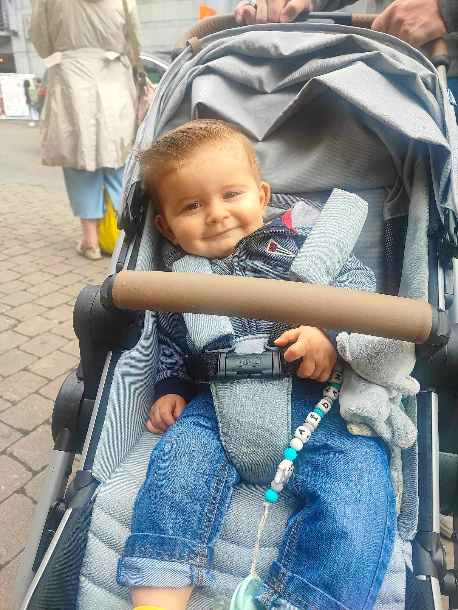 Aïdan participe au concours pour gagner de l'argent avec cette photo : baby, baby_carriage, baby_products, bag, child, comfort, electric_blue, fun, joy, lap, leisure, motor_vehicle, person, photograph, product, sitting, smile, toddler, travel, vacation