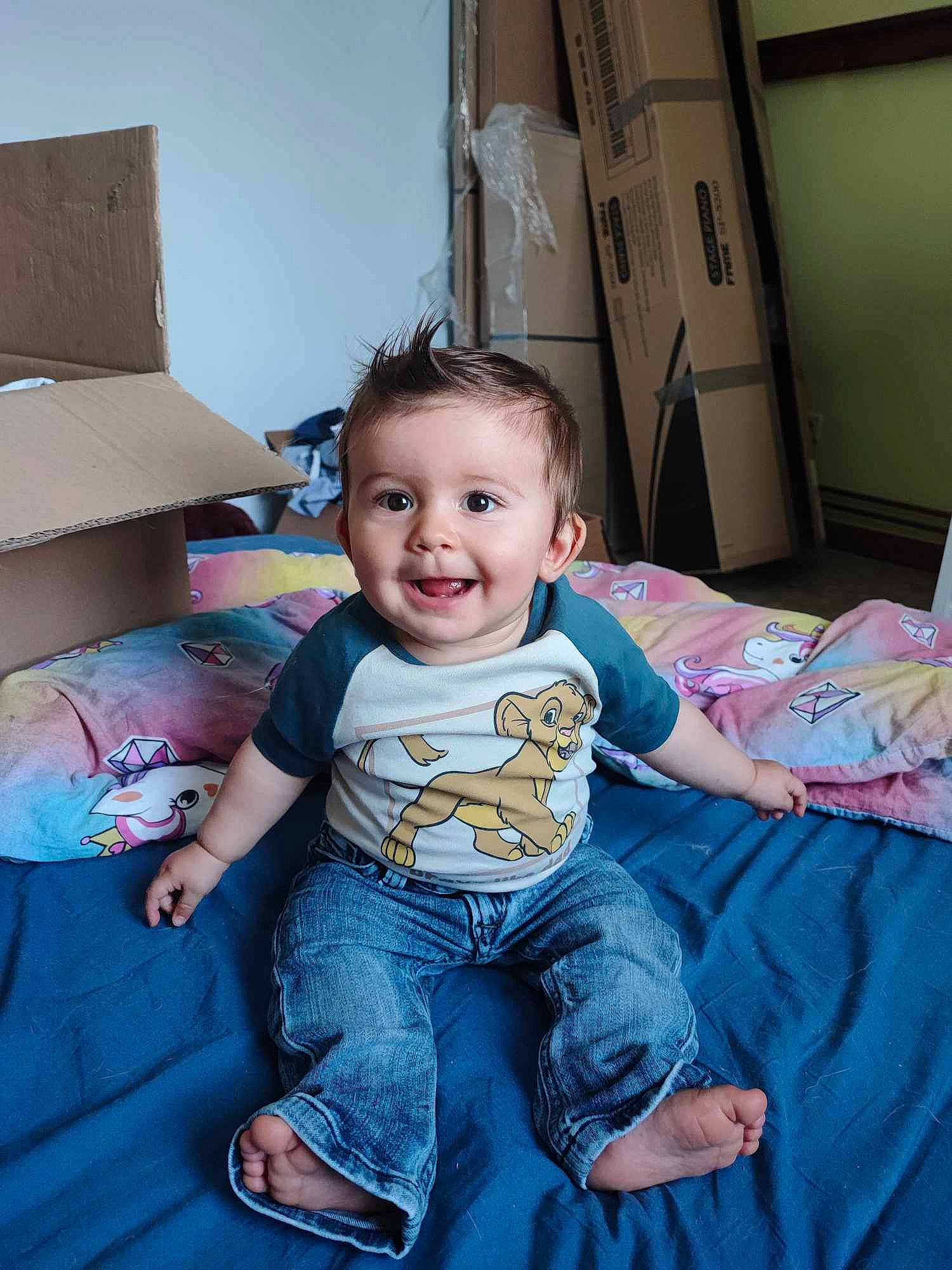Aïdan a rejoint le concours — aidez-le/la à gagner de superbes lots ! baby_toddler_clothing, box, child, comfort, denim, flash_photography, flooring, fun, happy, joy, lap, living_room, mammal, person, room, shipping_box, sitting, skin, sleeve, smile