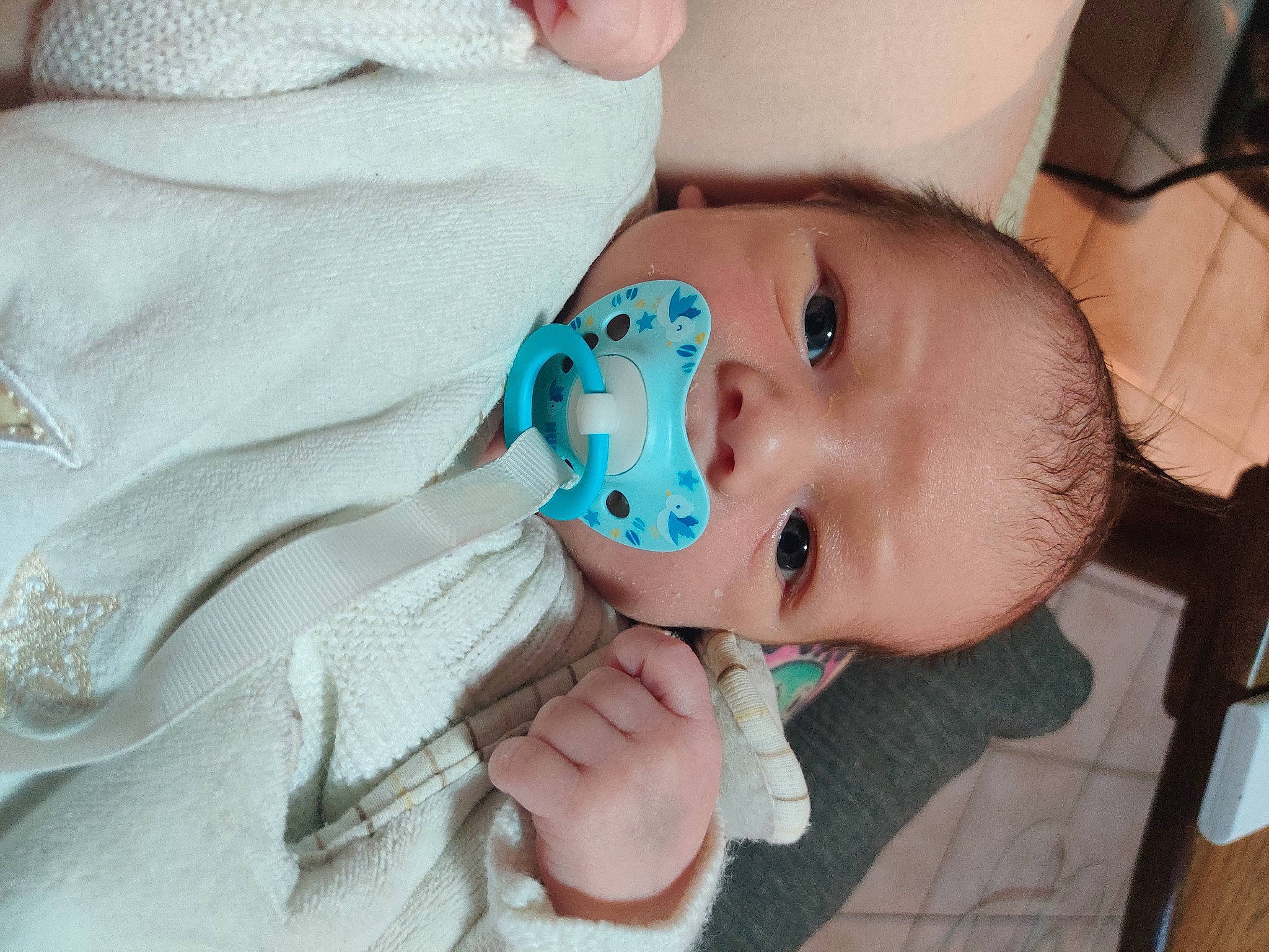 Nino participe au concours pour gagner de l'argent avec cette photo : baby, baby_products, baby_toddler_clothing, cheek, child, comfort, eyelash, happy, hat, iris, linens, mouth, nail, nose, person, room, skin, toddler