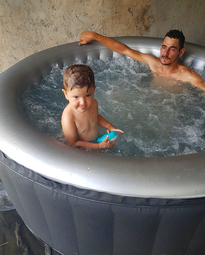 Serena a rejoint le concours — aidez-le/la à gagner de superbes lots ! baby_bathing, bathing, bathtub, fun, jacuzzi, leisure, person, washing, water