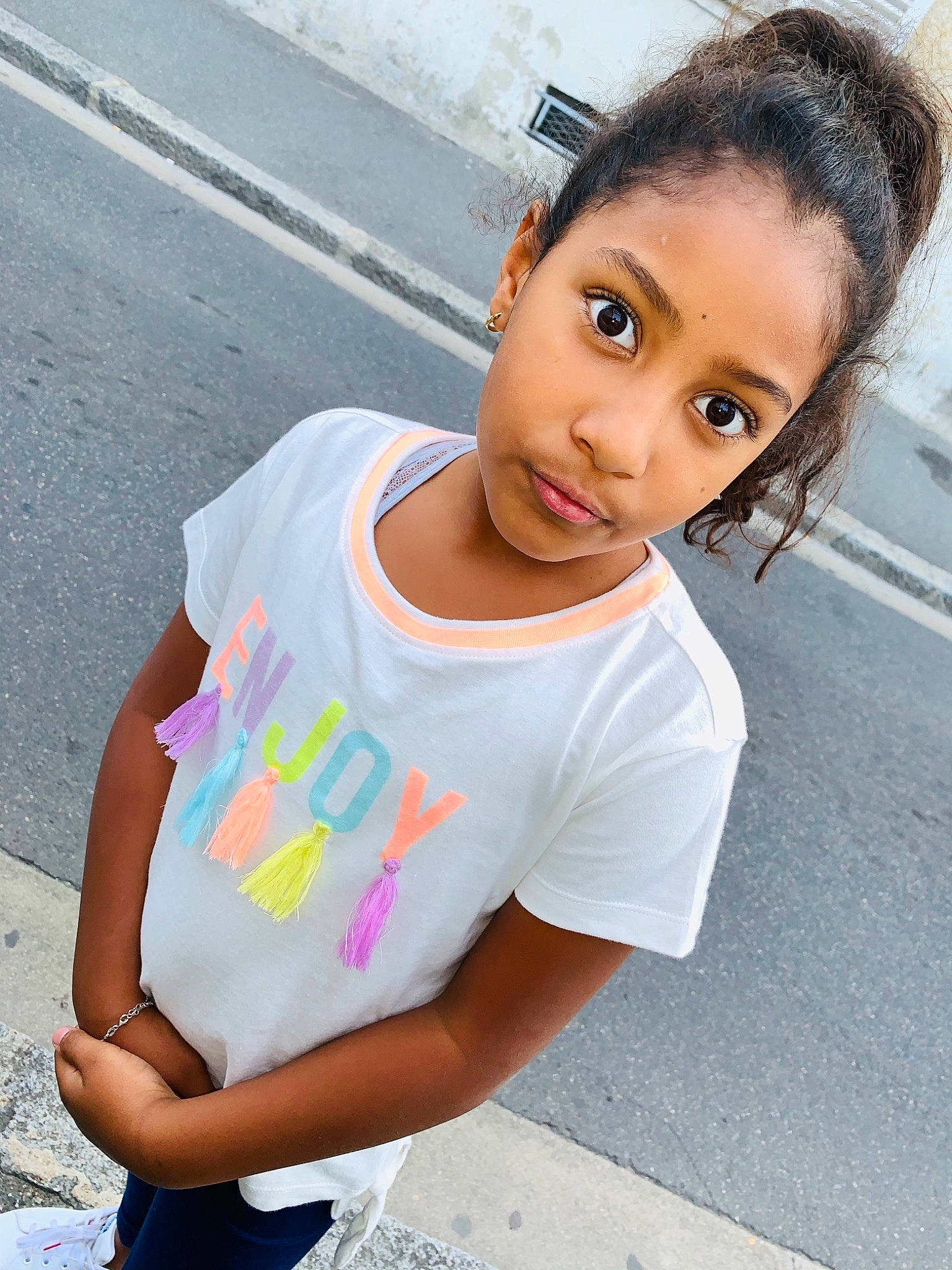 Serena a rejoint le concours — aidez-le/la à gagner de superbes lots ! beauty, black_hair, child, child_model, cool, forehead, hair, hairstyle, happy, lip, long_hair, person, photo_shoot, photography, pink, skin, smile, t_shirt, vacation