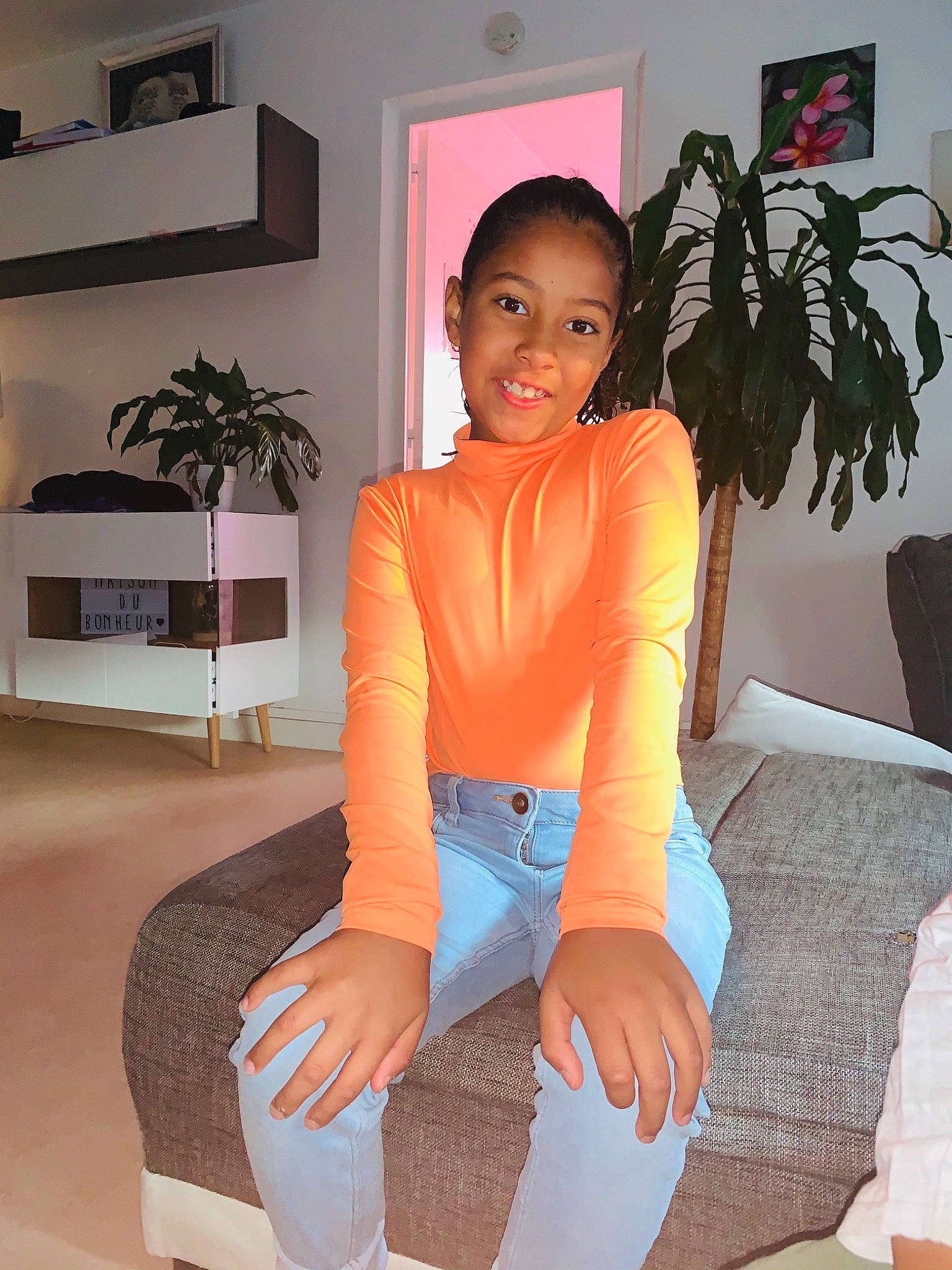Serena participe au concours pour gagner de l'argent avec cette photo : black_hair, finger, furniture, joint, joy, knee, leg, long_hair, neck, orange, person, shoulder, sitting, sportswear, thigh