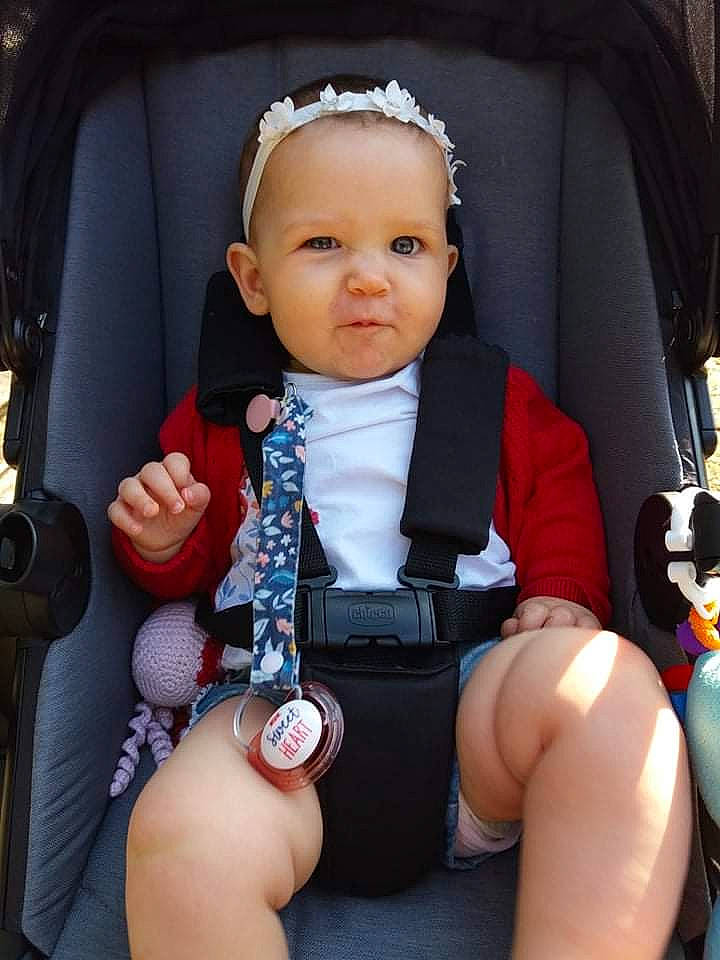 Alicia participe au concours pour gagner de l'argent avec cette photo : baby, baby_carriage, baby_in_car_seat, baby_toddler_clothing, cheek, child, comfort, cool, eye, face, facial_expression, finger, hand, human_body, organ, person, product, seat_belt, skin, thumb