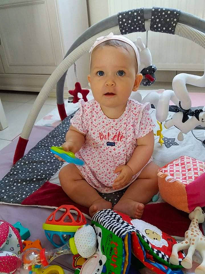 Alicia a rejoint le concours — aidez-le/la à gagner de superbes lots ! baby, baby_products, baby_toddler_clothing, baby_toys, ball, chair, child, comfort, event, fun, holiday, pattern, person, play, room, sitting, sleeve, sock, textile, toddler