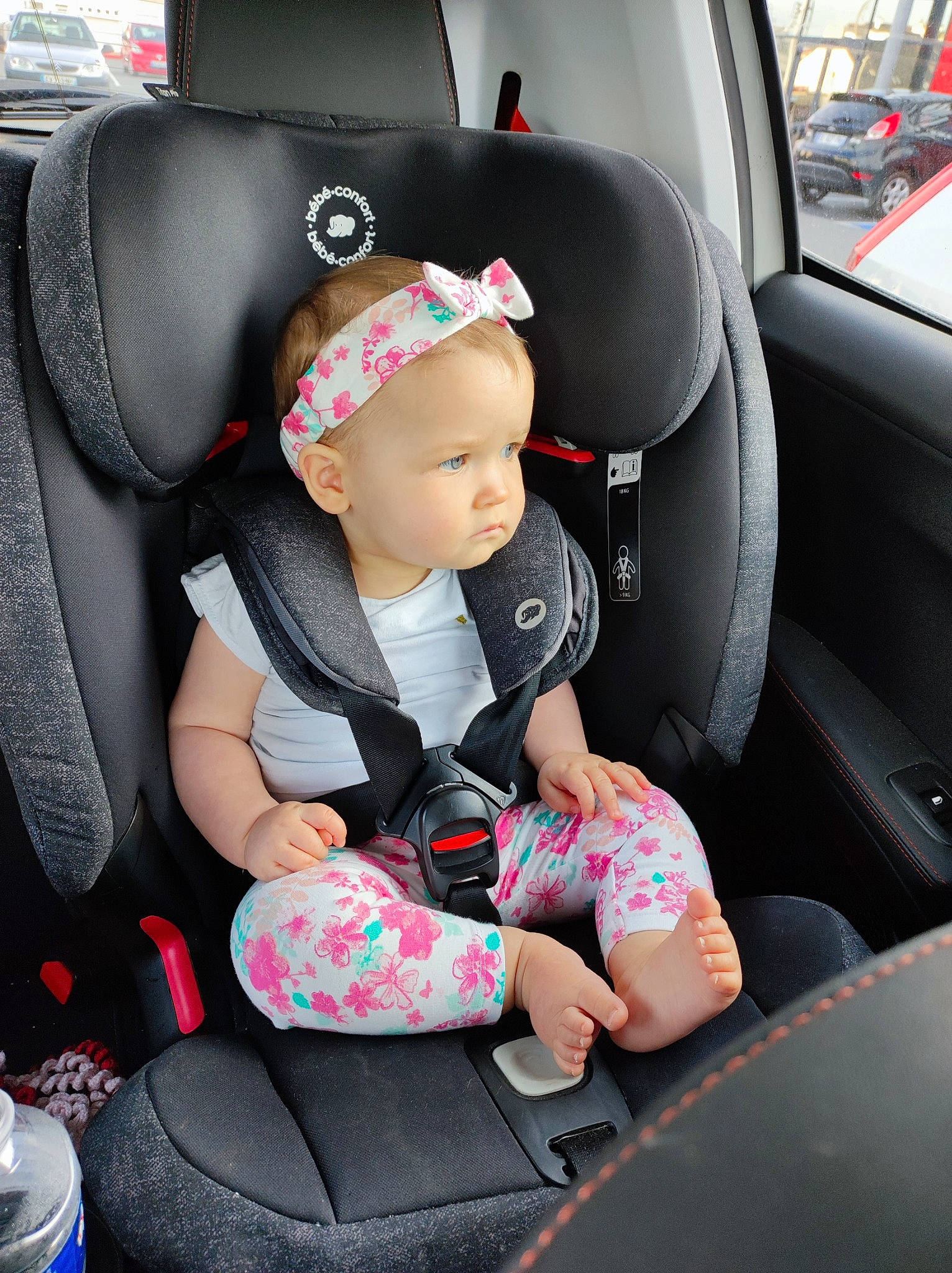 Alicia a rejoint le concours — aidez-le/la à gagner de superbes lots ! arm, auto_part, automotive_design, automotive_exterior, baby, baby_carriage, baby_toddler_clothing, black, car, car_seat, car_seat_cover, comfort, head_restraint, motor_vehicle, person, seat_belt, steering_part, steering_wheel, toddler, vehicle