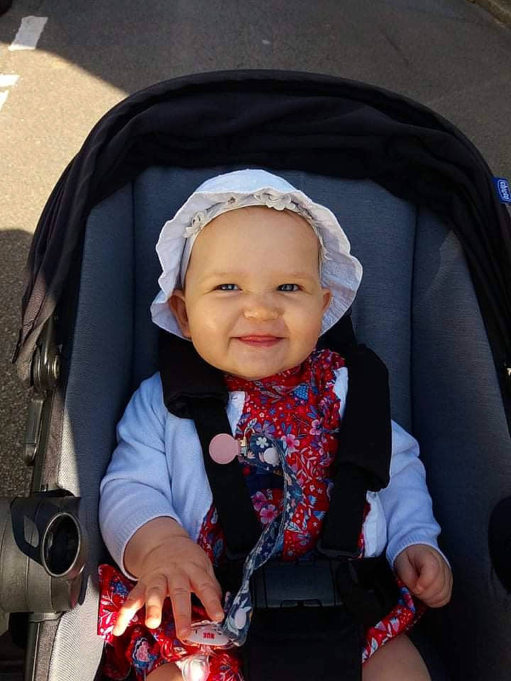 Alicia participe au concours pour gagner de l'argent avec cette photo : auto_part, baby, baby_carriage, baby_in_car_seat, baby_toddler_clothing, black, cheek, child, comfort, electric_blue, face, facial_expression, fun, headwear, joy, person, product, sitting, skin, sleeve