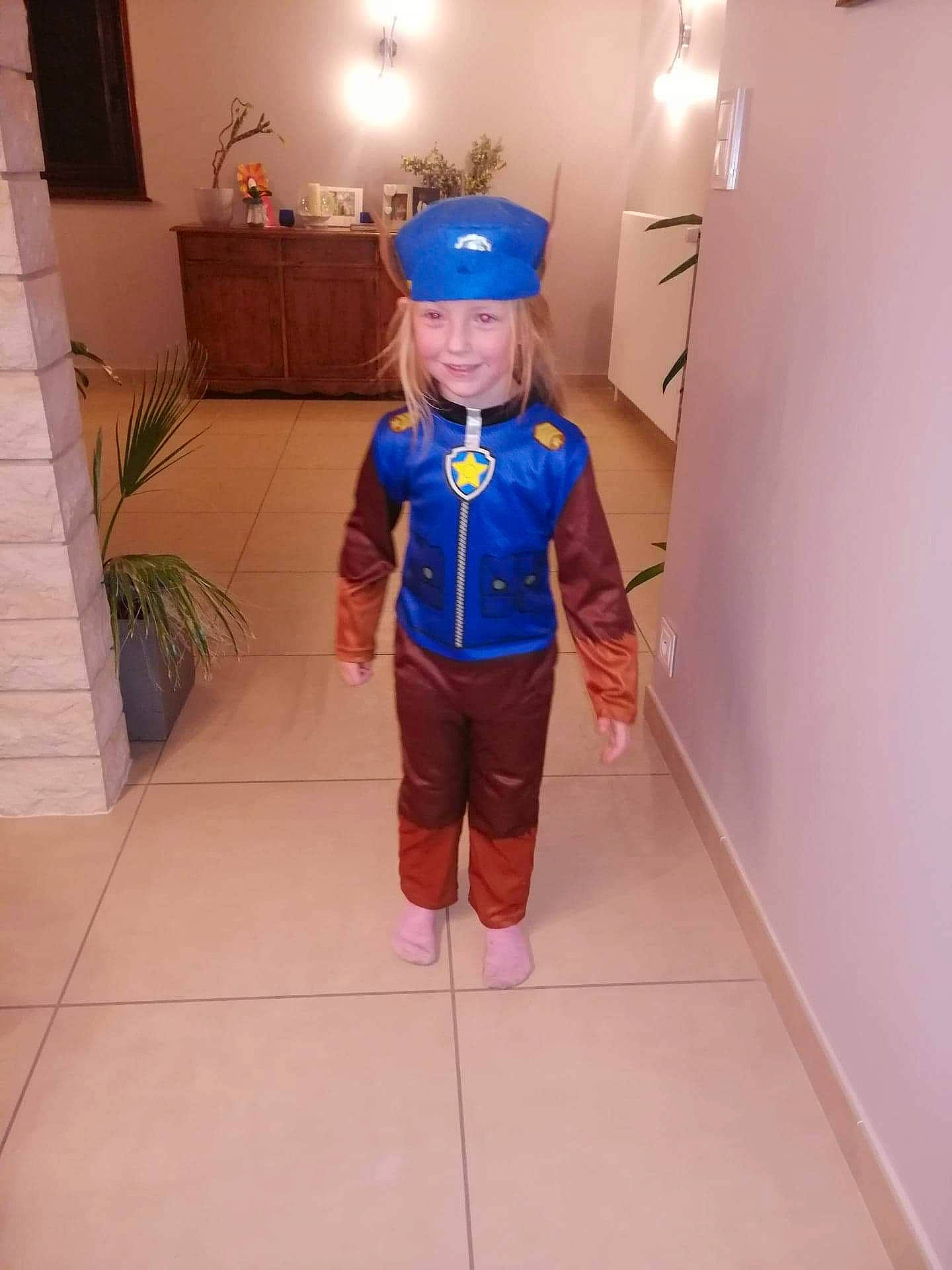 Emma participe au concours pour gagner de l'argent avec cette photo : child, headwear, joy, person, toddler, toy