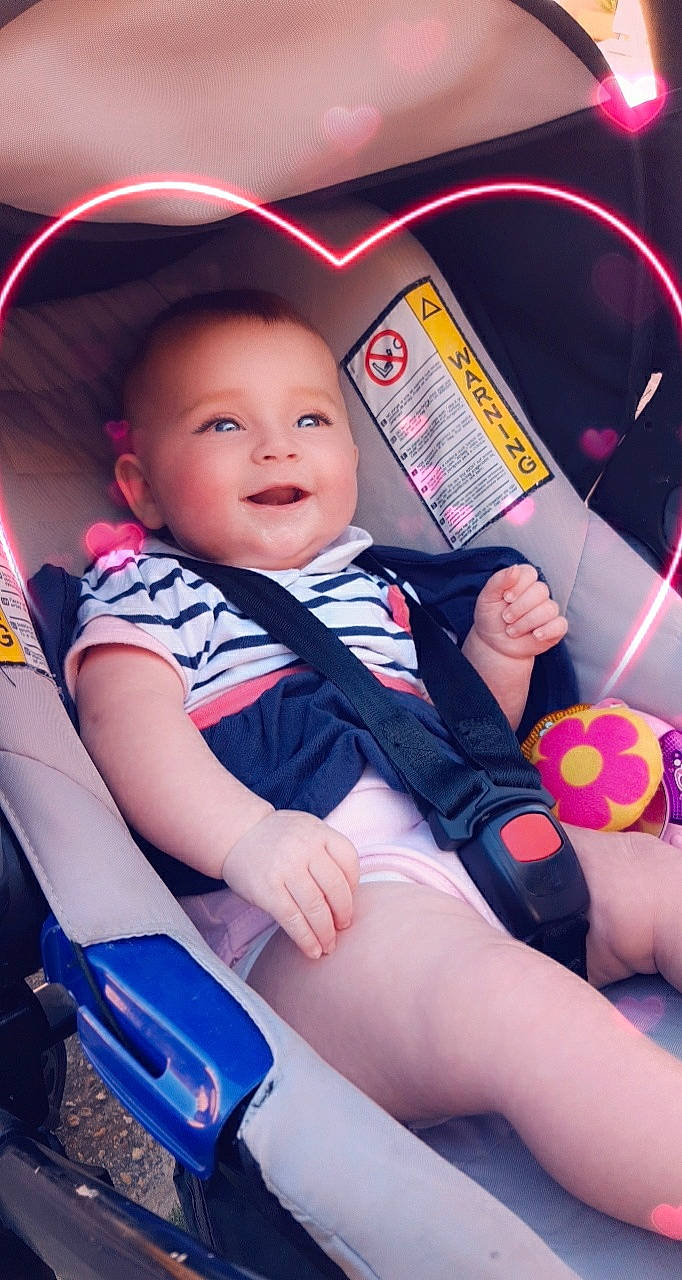 Chloé a rejoint le concours — aidez-le/la à gagner de superbes lots ! baby, baby_carriage, baby_in_car_seat, baby_products, car_seat, child, person, product, sitting, skin, toddler