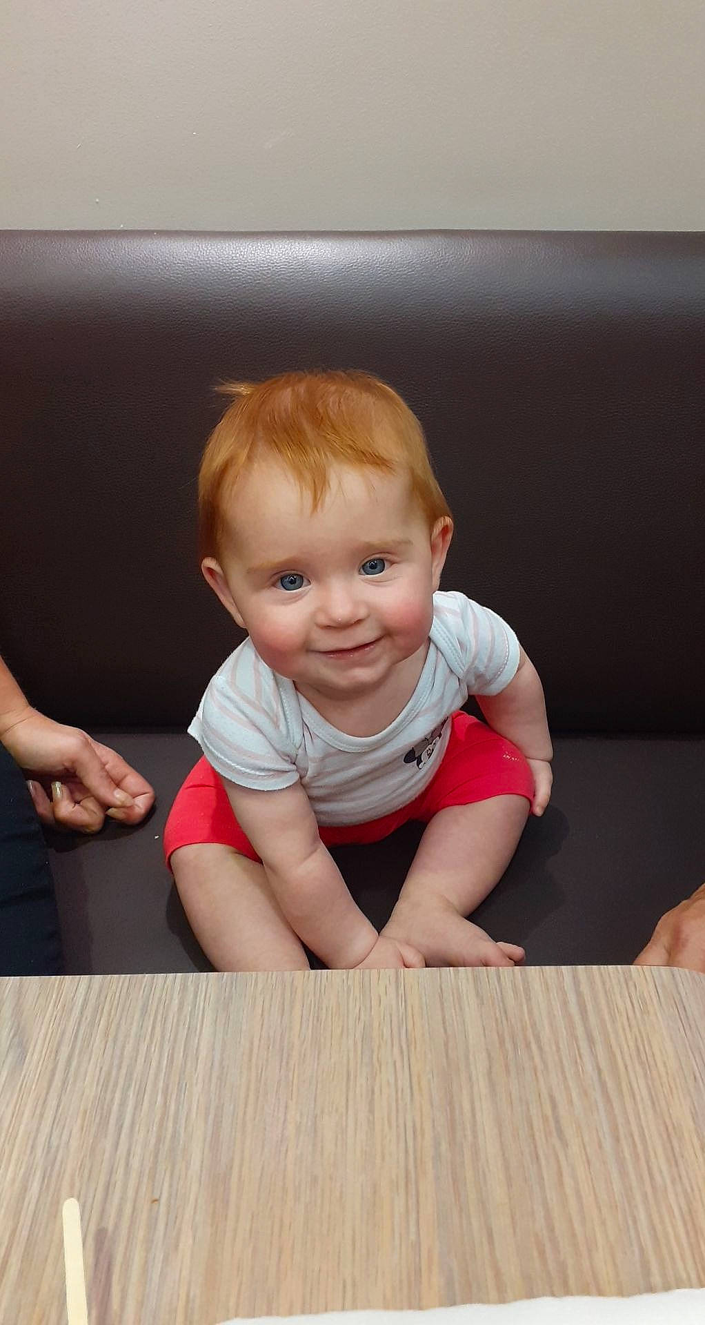 Chloé participe au concours pour gagner de l'argent avec cette photo : arm, baby, cheek, child, crawling, finger, floor, flooring, fun, hand, joy, person, play, sitting, skin, smile, standing, toddler, wood