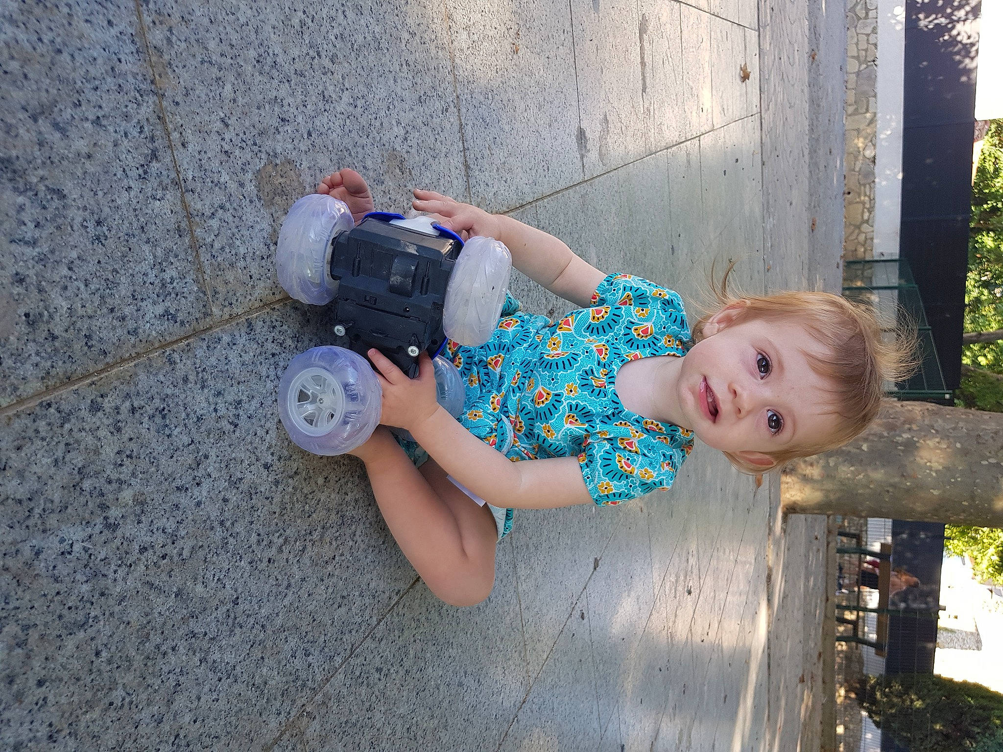 élyanna participe au concours pour gagner de l'argent avec cette photo : camera, cameras_optics, child, electric_blue, fun, grass, happy, human_leg, leisure, people_in_nature, person, plant, recreation, sidewalk, single_lens_reflex_camera, sitting, sneakers, street_fashion, toddler, tree