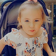 Lana participe au concours pour gagner de l'argent avec cette photo : bow, child, cute, daylight, dress, floral_pattern, girl, hair, happy, leaves, nature, outdoor, person, portrait, smile, stroller, sunlight, toddler, wooden_fence, young_child