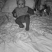 Hosanna a rejoint le concours — aidez-le/la à gagner de superbes lots ! baby, child, bed, pillow, blanket, balloon, number_balloon, headband, bow, clothing, pattern, indoor, portrait, sitting, infant, cute, monochrome, decor, person, soft_lighting