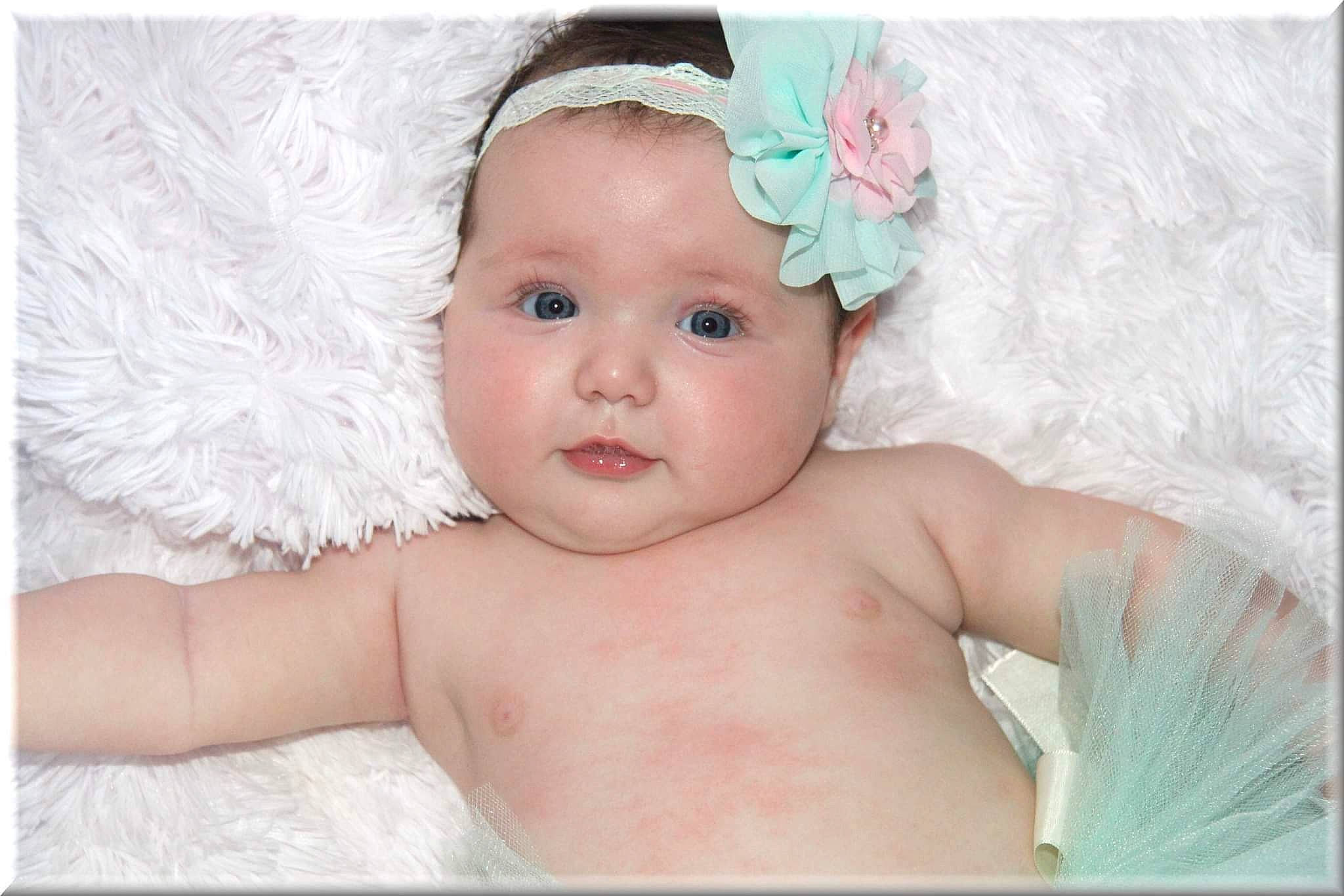 Sarah participe au concours pour gagner de l'argent avec cette photo : baby, baby_toddler_clothing, beauty, cheek, child, costume_hat, eyelash, fashion_accessory, happy, headband, headpiece, headwear, jewellery, linens, magenta, person, petal, pink, portrait_photography, product