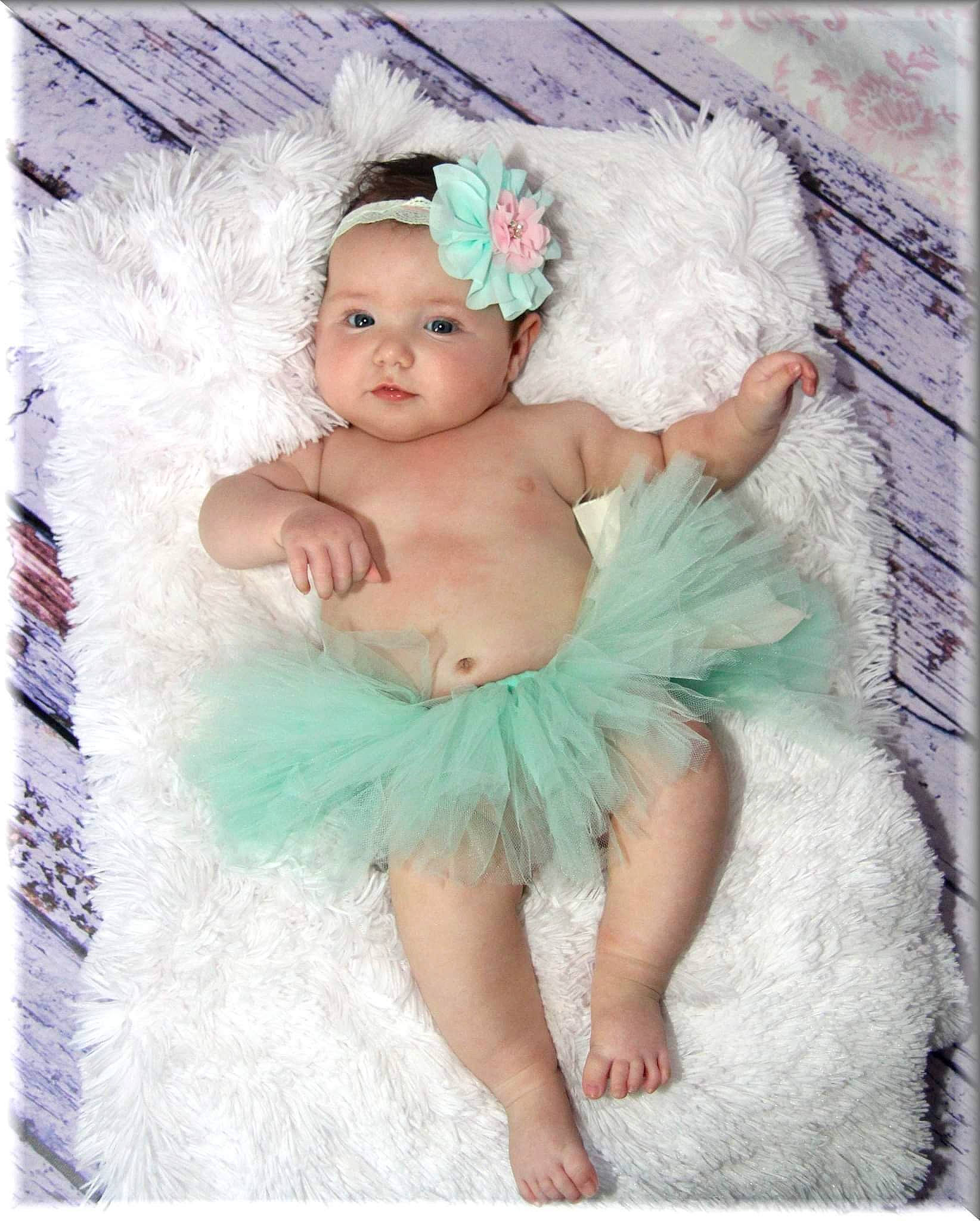 Sarah a rejoint le concours — aidez-le/la à gagner de superbes lots ! aqua, baby, baby_toddler_clothing, beauty, bridal_accessory, child, embellishment, event, fashion_accessory, flash_photography, hair_accessory, happy, headband, headpiece, headwear, jewellery, pattern, person, petal, pink