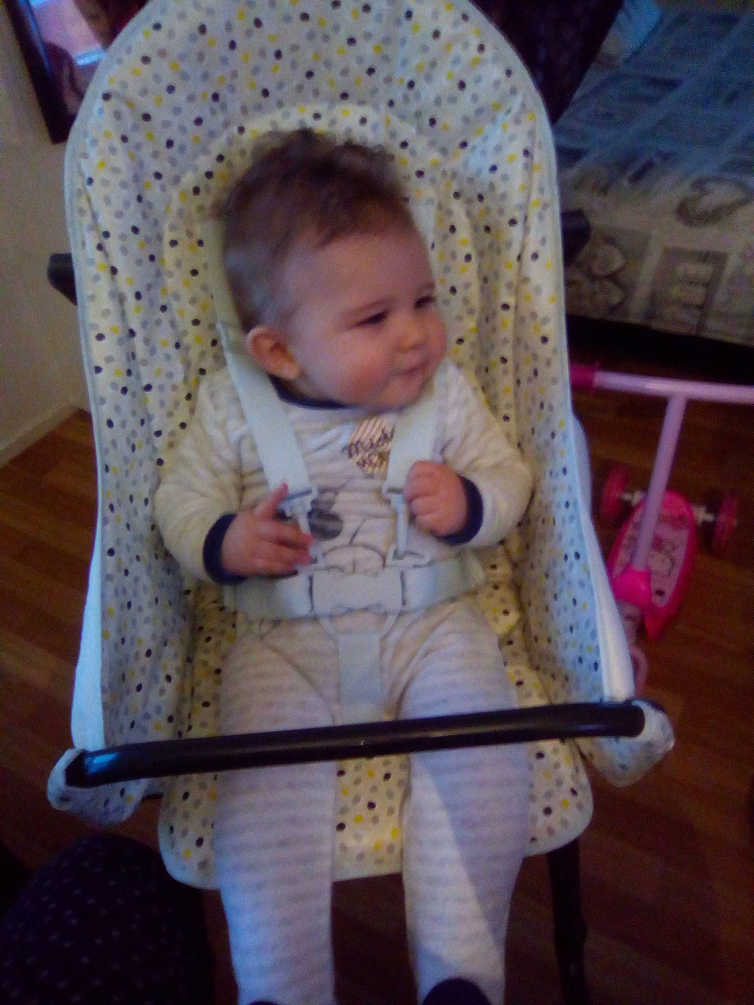 Nathan participe au concours pour gagner de l'argent avec cette photo : baby_products, child, day, eye, fun, girl, head, infant, iris, person, product, skin, smile, textile, toddler