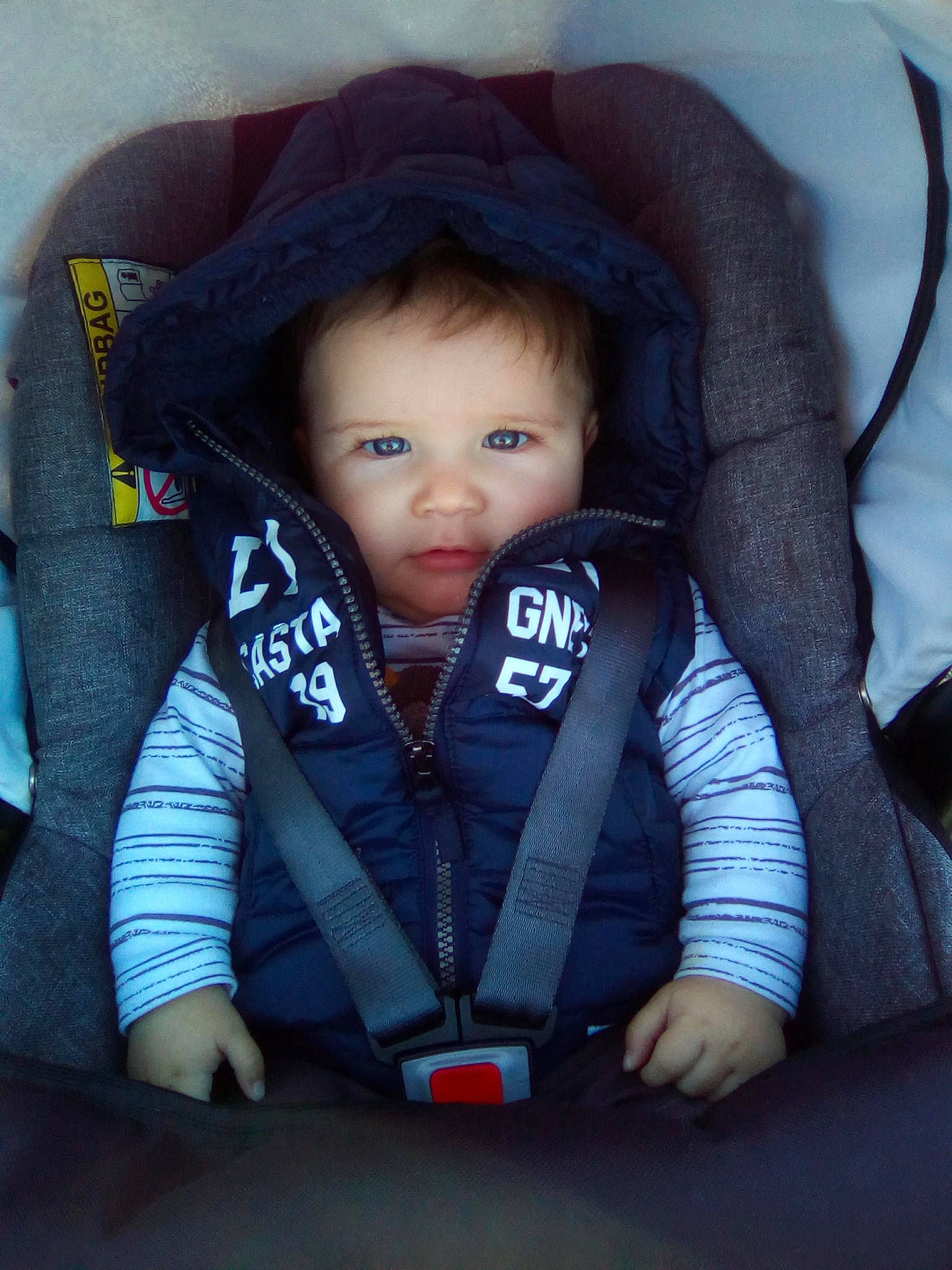 Nathan participe au concours pour gagner de l'argent avec cette photo : blue, car_seat, child, cool, eye, fun, girl, infant, person, product, sitting, smile, toddler