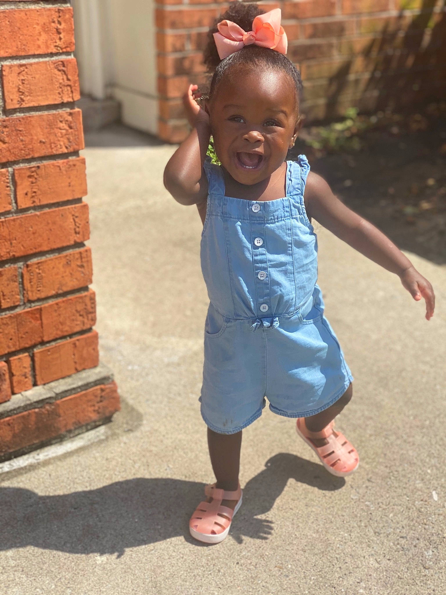 Cai is registered to the contest to win money with this photo: adaptation, baby, child, face, facial_expression, fun, happy, head, people, person, photography, play, recreation, skin, smile, standing, summer, toddler, vacation