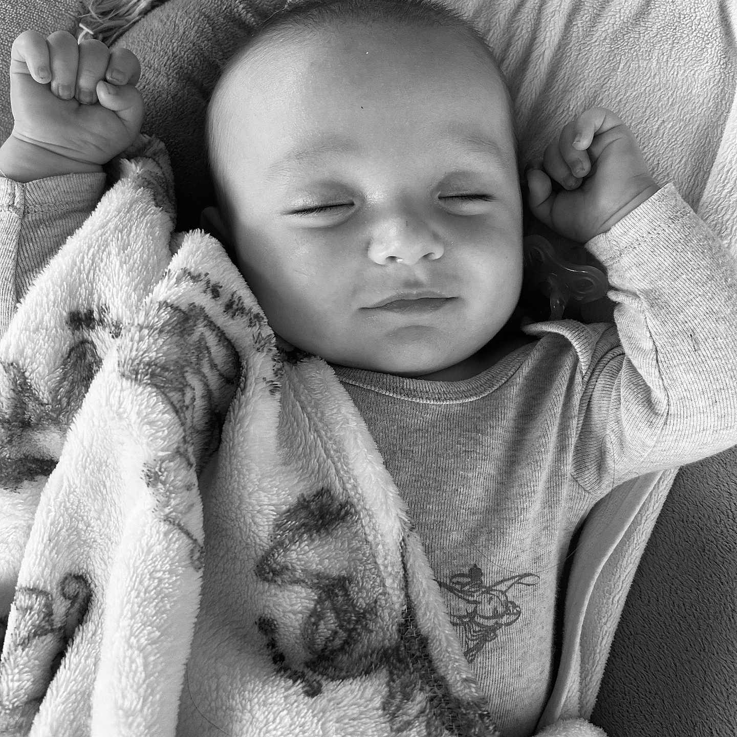 Loan a rejoint le concours — aidez-le/la à gagner de superbes lots ! baby, black_and_white, blanket, child, closeup, clothing, comfort, cozy, cute, face, hands, indoor, infant, peaceful, portrait, relaxed, resting, sleeping, soft, young