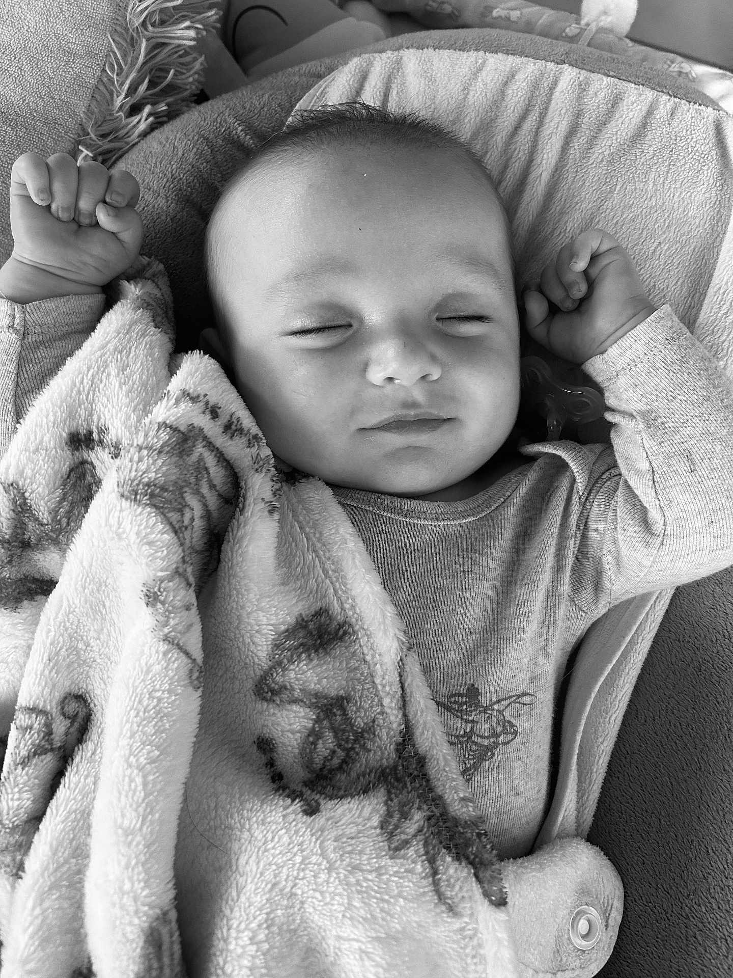 Loan a rejoint le concours — aidez-le/la à gagner de superbes lots ! baby, sleeping, blanket, infant, peaceful, soft, black_and_white, portrait, child, cute, resting, cozy, clothing, closeup, face, hands, indoor, comfort, young, relaxed