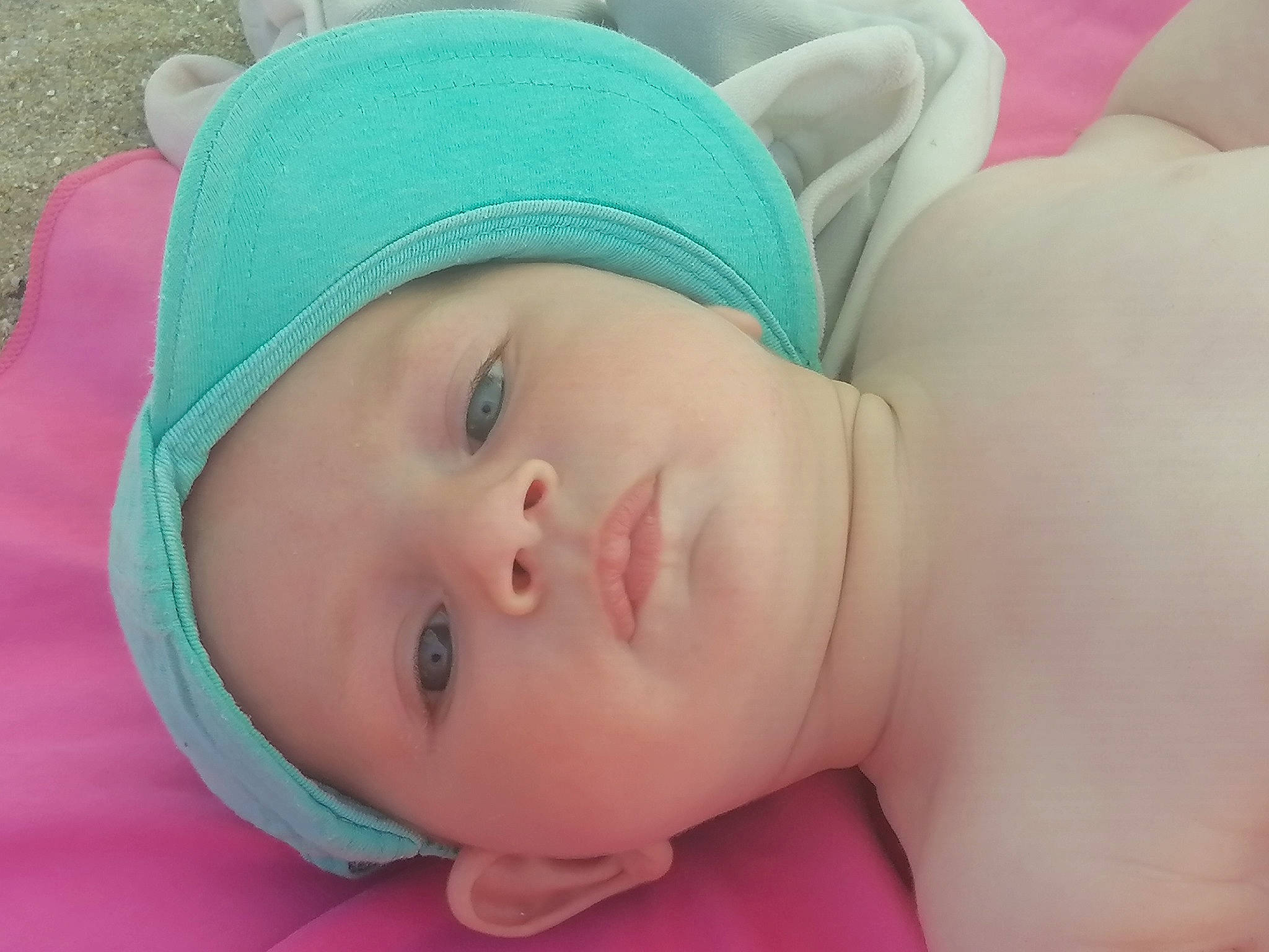 Nahël a rejoint le concours — aidez-le/la à gagner de superbes lots ! baby, baby_sleeping, cap, cheek, comfort, eye, eyebrow, eyelash, face, grass, happy, headgear, headwear, lip, mouth, neck, nose, pattern, person, skin