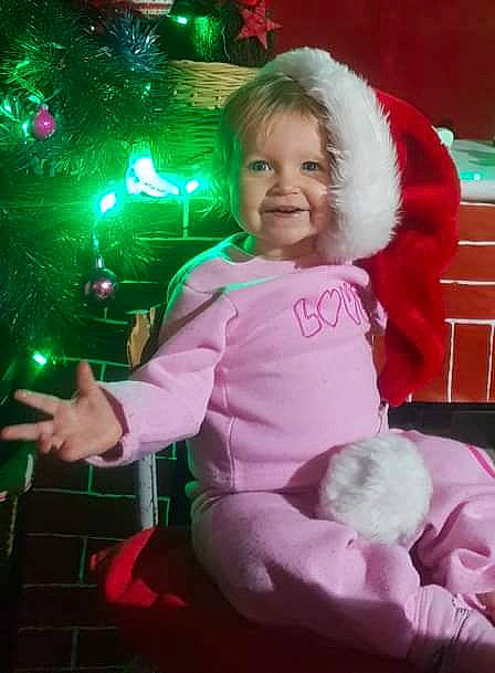 Maïwen participe au concours pour gagner de l'argent avec cette photo : child, christmas, christmas_decoration, christmas_eve, christmas_lights, christmas_tree, event, fictional_character, joy, magenta, person, pink, santa_claus, smile, toddler