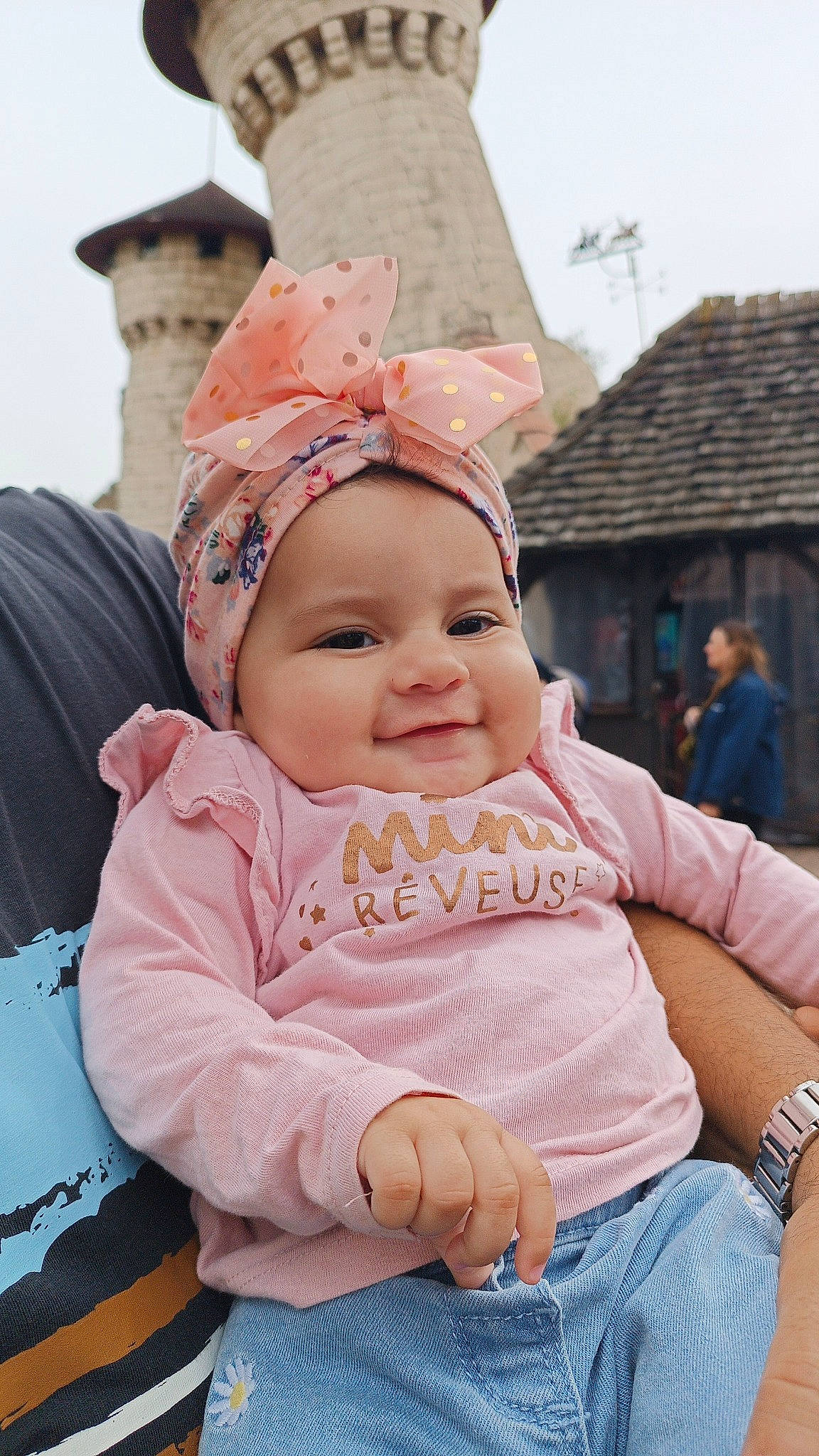 Yasmine a rejoint le concours — aidez-le/la à gagner de superbes lots ! baby, baby_toddler_clothing, cap, child, costume_hat, fun, grass, happy, hat, headgear, headwear, joy, laugh, leisure, person, pink, recreation, sitting, skin, smile