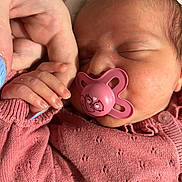 Mia a rejoint le concours — aidez-le/la à gagner de superbes lots ! baby, closeup, comfort, cuteness, face, fingers, gentle, hand, holding, infant, knitted_clothing, love, newborn, pacifier, pink, resting, skin, sleeping, soft, tender