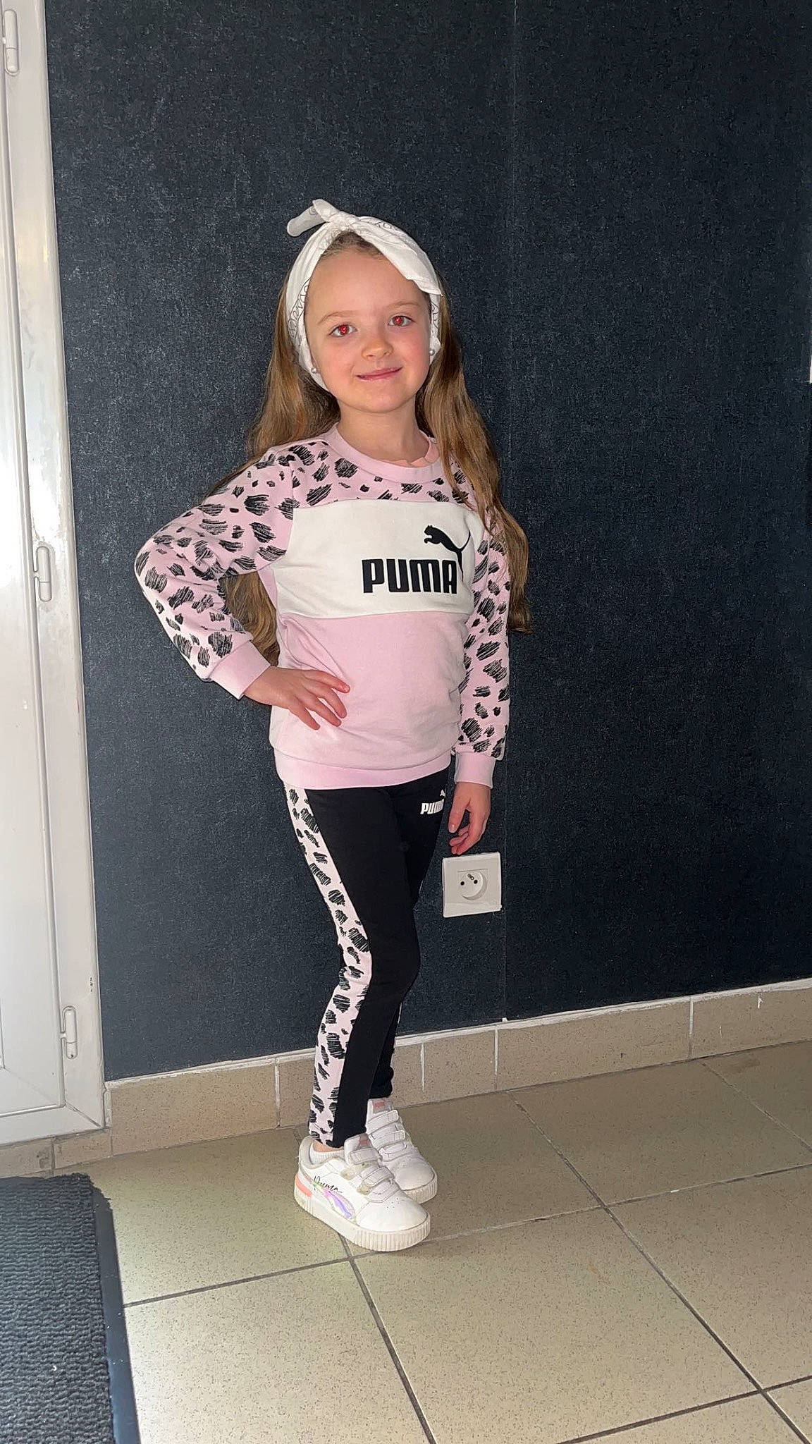 Maelia a rejoint le concours — aidez-le/la à gagner de superbes lots ! blond, cap, child, fashion_accessory, fashion_design, fun, helmet, human_leg, joy, knee, leggings, magenta, pattern, person, shoe, sleeve, smile, sportswear, t_shirt, thigh