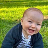 Ezio participe au concours pour gagner de l'argent avec cette photo : baby, cardigan, casual_clothing, cheerful, child, crawling, daytime, face, grass, greenery, happy, head, infant, nature, outdoor, park, person, smiling, striped_shirt, sunlight