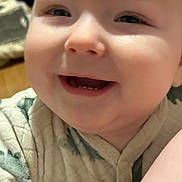 Ezio a rejoint le concours — aidez-le/la à gagner de superbes lots ! baby, child, close_up, clothing, cozy, cute, dinosaur_pattern, eyes, face, happy, indoors, infant, mouth, portrait, skin, smiling, soft_light, teeth, warm, young