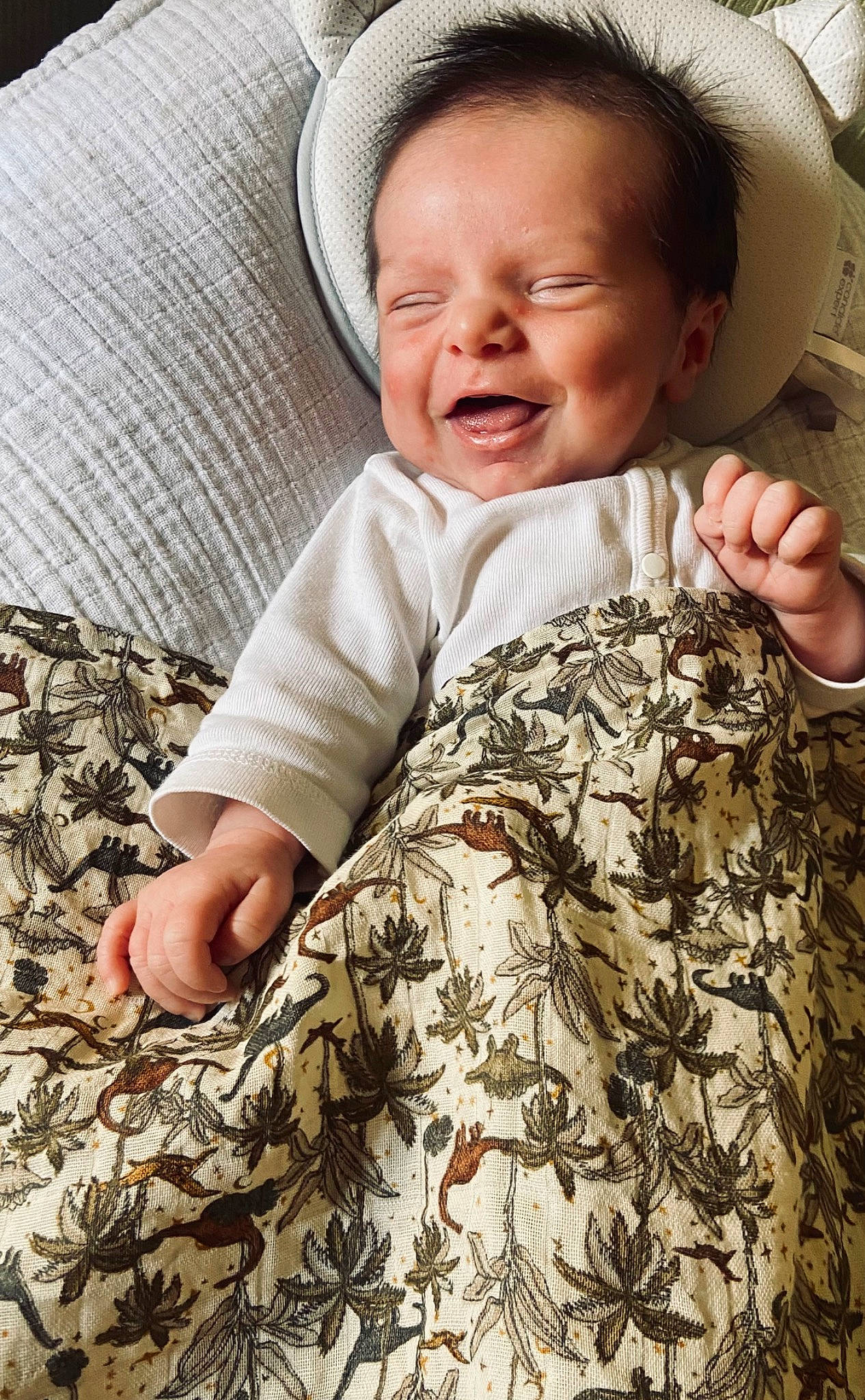 Gaby participe au concours pour gagner de l'argent avec cette photo : baby_toddler_clothing, camouflage, comfort, eye, face, finger, gesture, happy, head, human, military_camouflage, organ, pattern, person, shirt, skin, sleeve, smile, t_shirt, textile