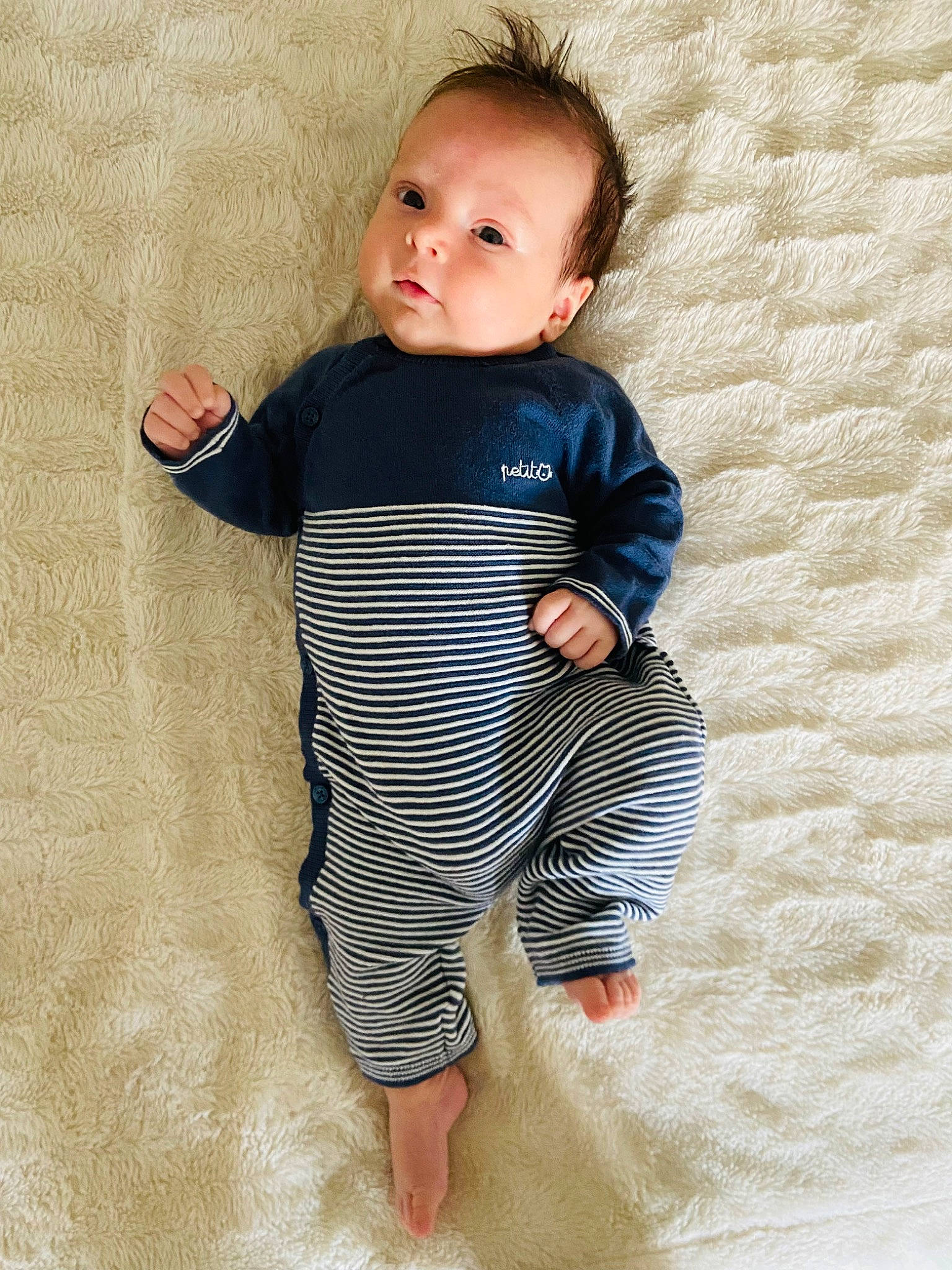 Gaby participe au concours pour gagner de l'argent avec cette photo : arm, baby, baby_toddler_clothing, barefoot, child, collar, day_dress, elbow, electric_blue, face, linens, one_piece_garment, pattern, person, skin, sleeve, t_shirt, textile, toddler, waist