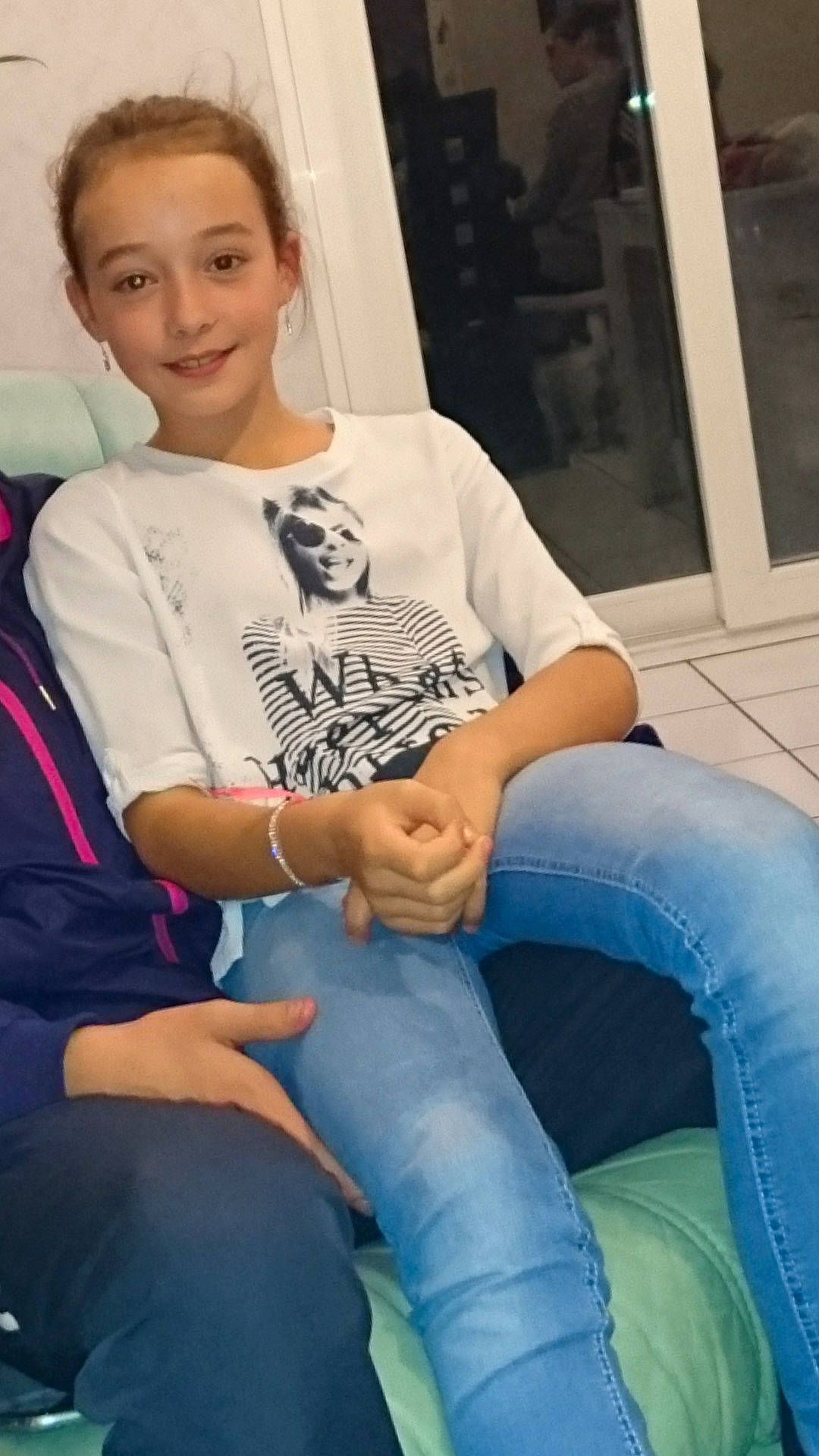 Tina a rejoint le concours — aidez-le/la à gagner de superbes lots ! abdomen, arm, child, cool, finger, fun, girl, hair, hairstyle, hand, human_body, joint, joy, leg, person, product, shoulder, sitting, thigh, trunk