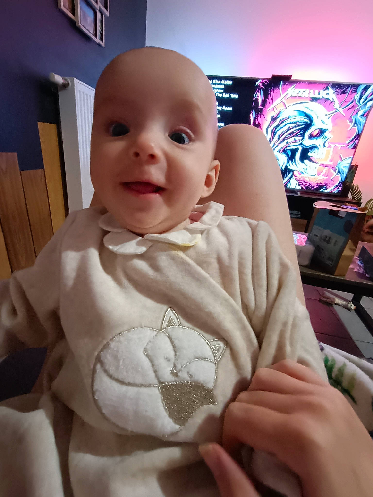 Stella participe au concours pour gagner de l'argent avec cette photo : art, baby, baby_toddler_clothing, cheek, chest, child, comfort, finger, flooring, fun, happy, linens, nail, person, picture_frame, room, sitting, skin, sleeve, thumb