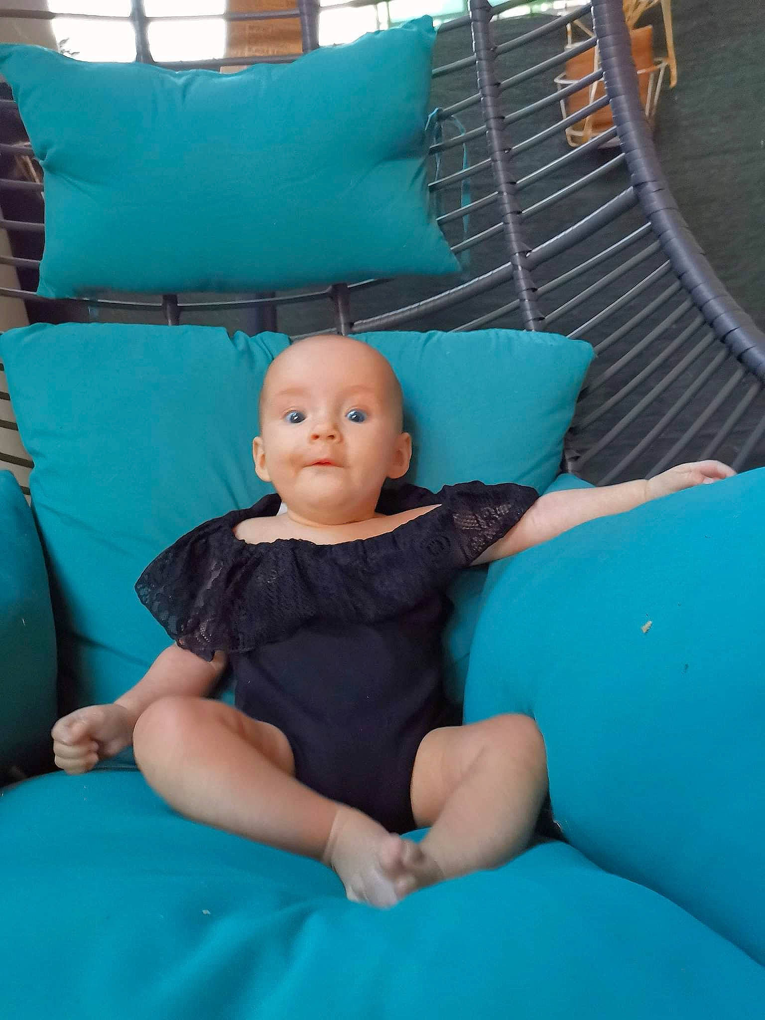 Stella a rejoint le concours — aidez-le/la à gagner de superbes lots ! aqua, azure, blue, chair, comfort, dress, electric_blue, flooring, fun, furniture, human_leg, lap, leisure, person, plastic, recreation, room, sitting, textile, thigh