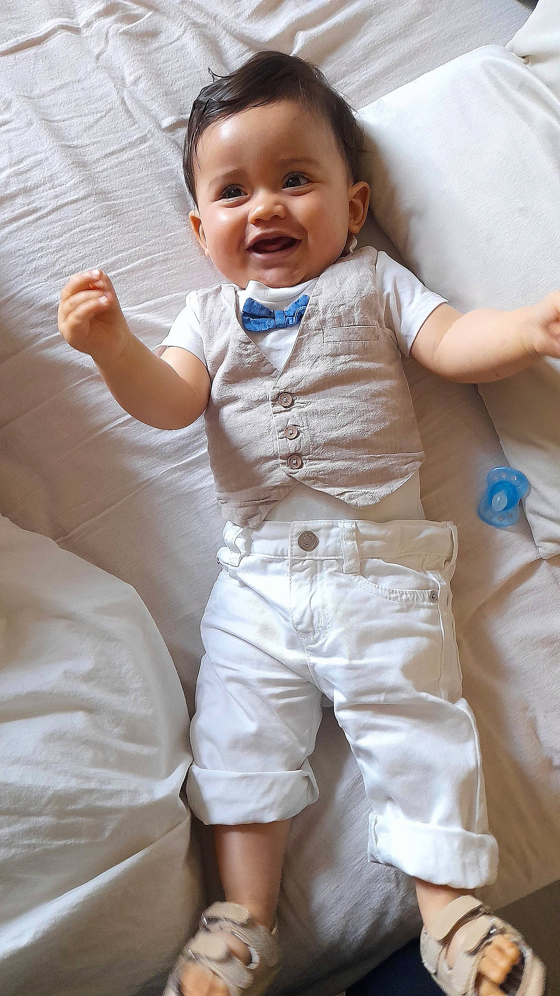 Thyam a rejoint le concours — aidez-le/la à gagner de superbes lots ! baby, baby_toddler_clothing, cheek, comfort, eye, face, finger, flash_photography, gesture, happy, head, human_body, leg, nose, person, shoulder, skin, sleeve, smile, toddler