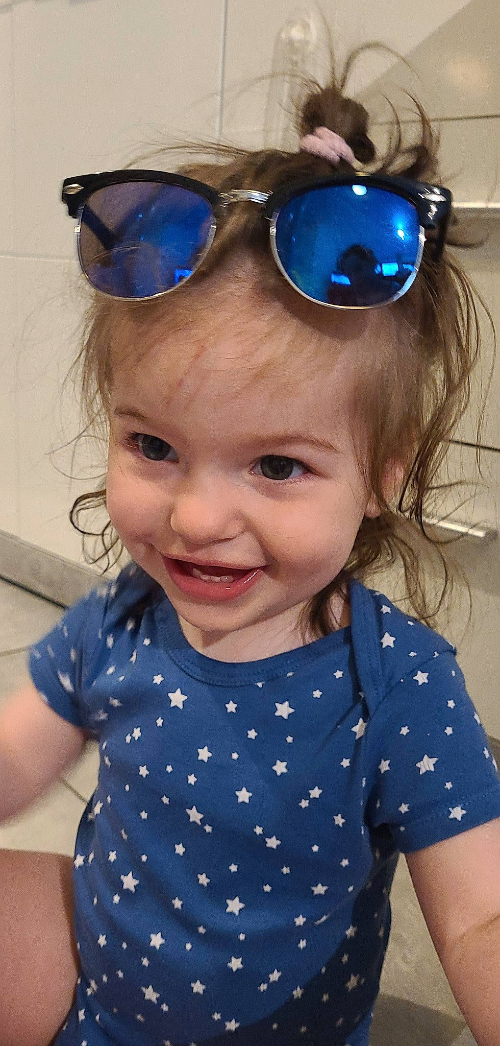 Léana participe au concours pour gagner de l'argent avec cette photo : azure, blue, cheek, chin, clothing, face, facial_expression, glasses, goggles, hair, hairstyle, head, joy, organ, person, photograph, product, skin, smile, sunglasses