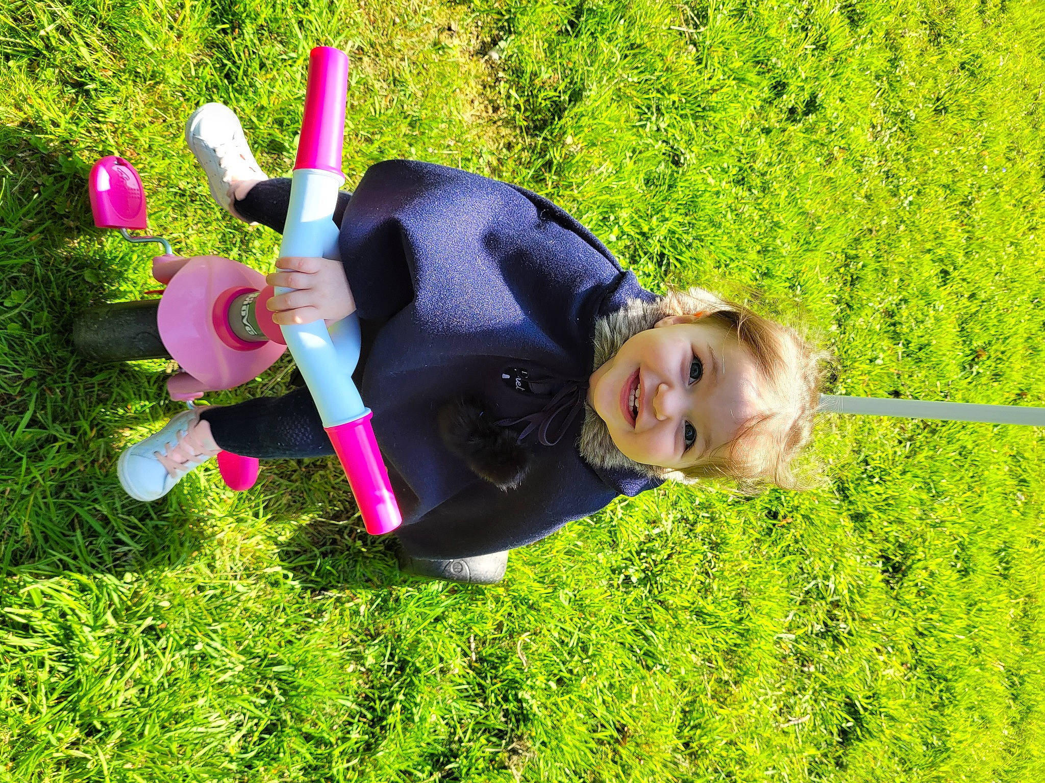 Léana a rejoint le concours — aidez-le/la à gagner de superbes lots ! baby_toddler_clothing, child, fun, garden, grass, grass_family, grassland, green, happy, joy, lawn, leisure, meadow, people_in_nature, person, plant, recreation, shrub, smile, toddler