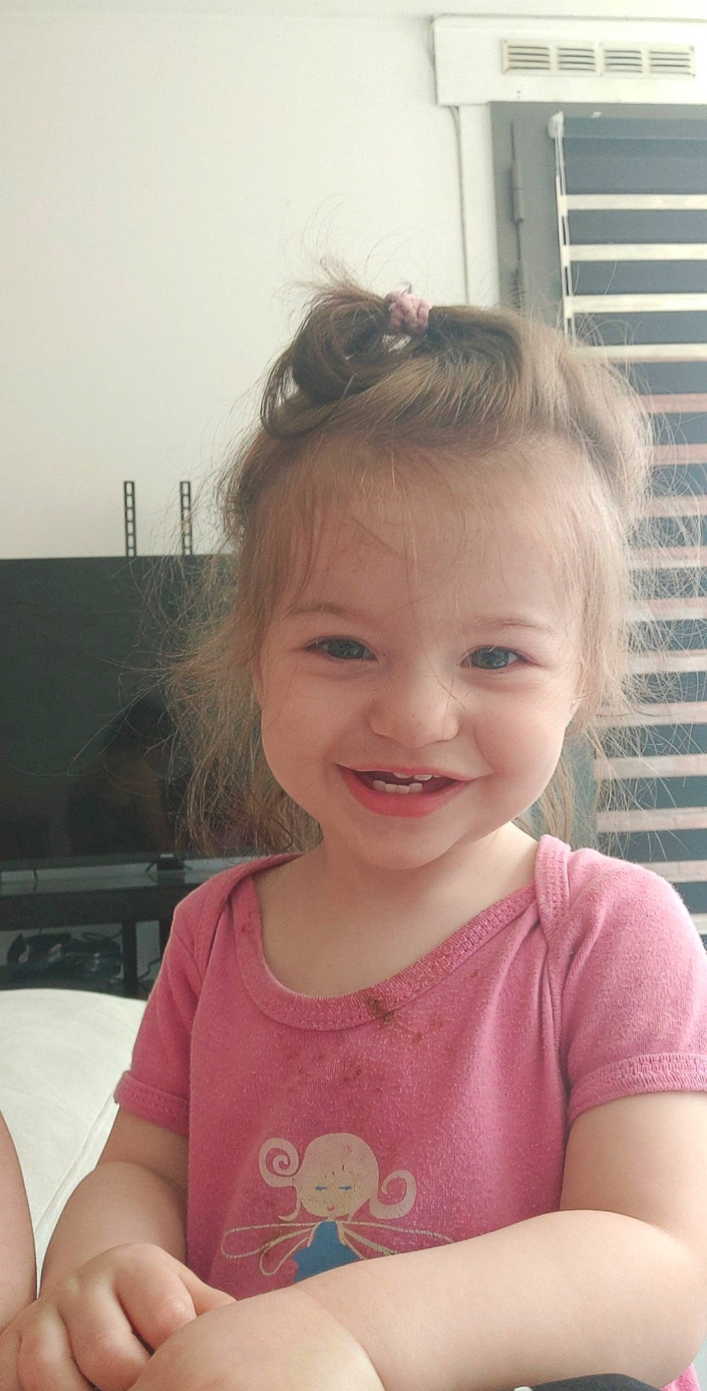 Léana participe au concours pour gagner de l'argent avec cette photo : cheek, chin, eyebrow, eyelash, face, forehead, hairstyle, happy, head, iris, joy, lip, mouth, nose, organ, person, pink, shoulder, skin, smile