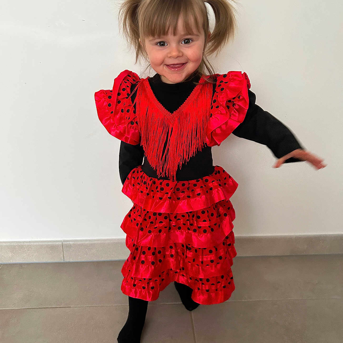 Léna a rejoint le concours — aidez-le/la à gagner de superbes lots ! bodypart, child, clothing, costume, dancepose, dancing, dress, face, female, finger, girl, hand, head, hosiery, leisureactivities, person, photography, portrait, skirt, sock