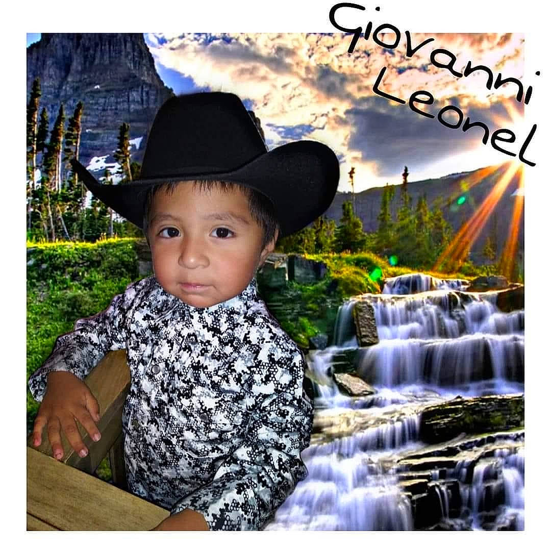 Giovanni is registered to the contest to win money with this photo: cloud, costume_hat, cowboy_hat, fashion_accessory, flash_photography, font, grass, happy, hat, landscape, natural_landscape, pattern, people_in_nature, person, plant, sky, sleeve, stock_photography, sun_hat, toddler